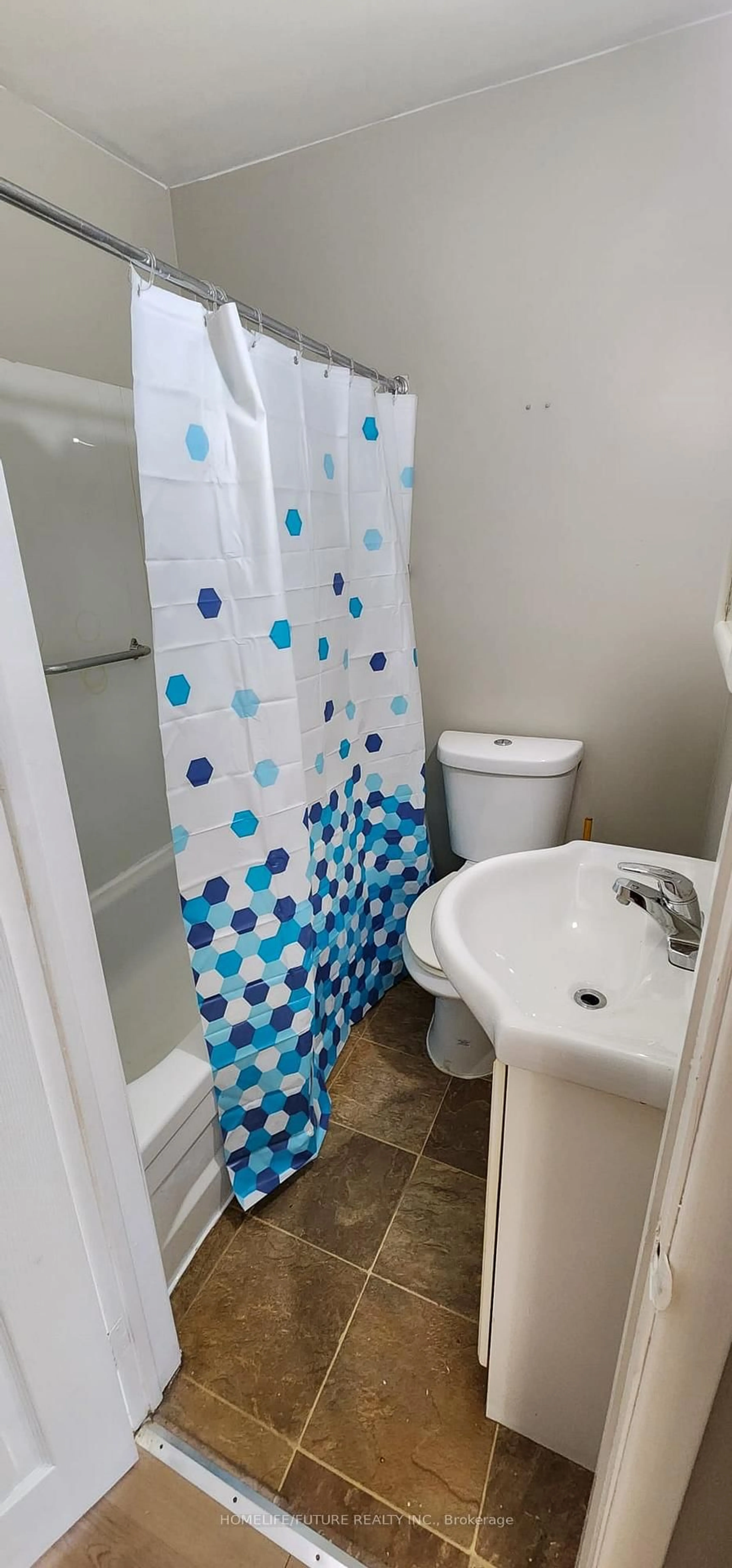Standard bathroom, floor is not visible for 41 High St, Georgina Ontario L0E 1R0