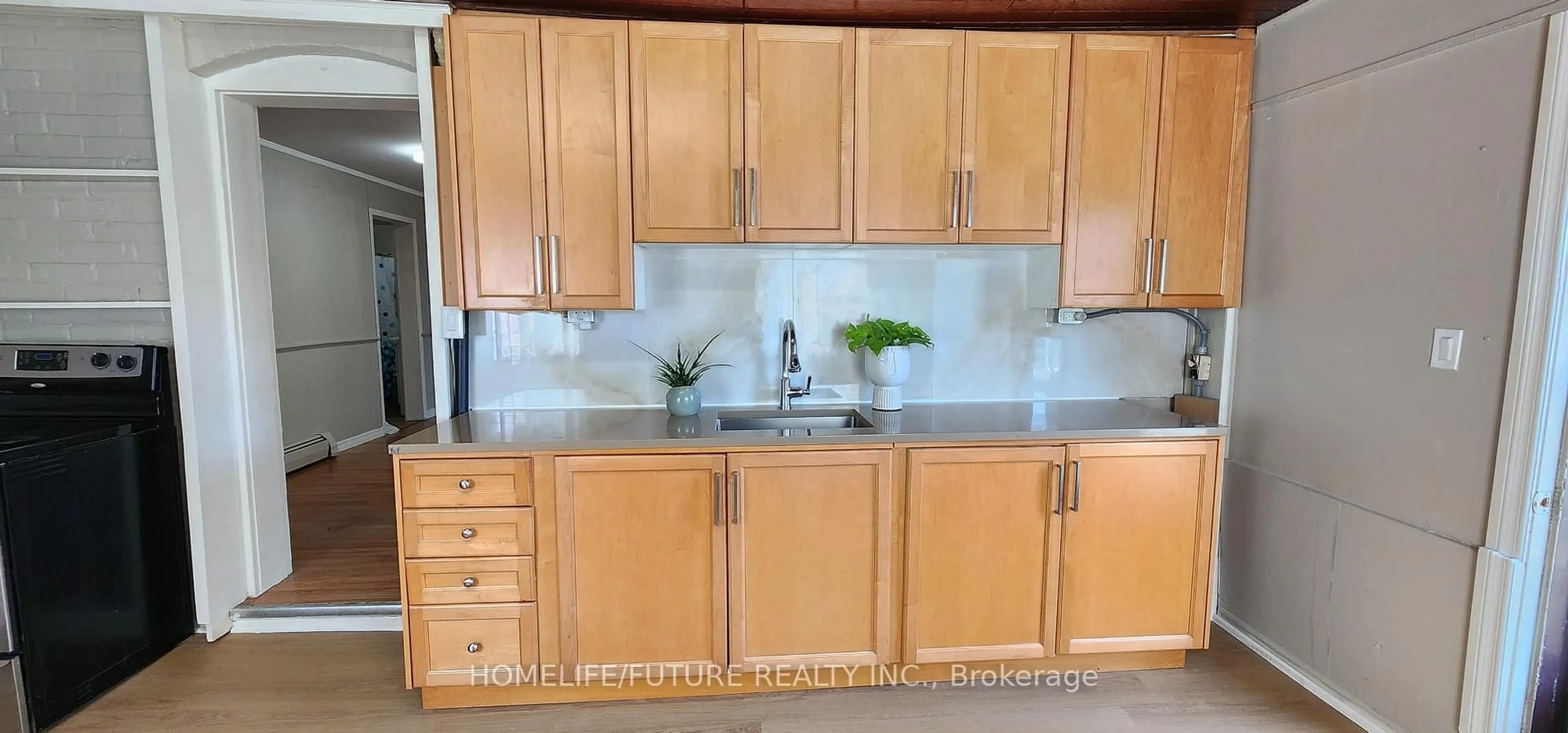 Standard kitchen, unknown for 41 High St, Georgina Ontario L0E 1R0