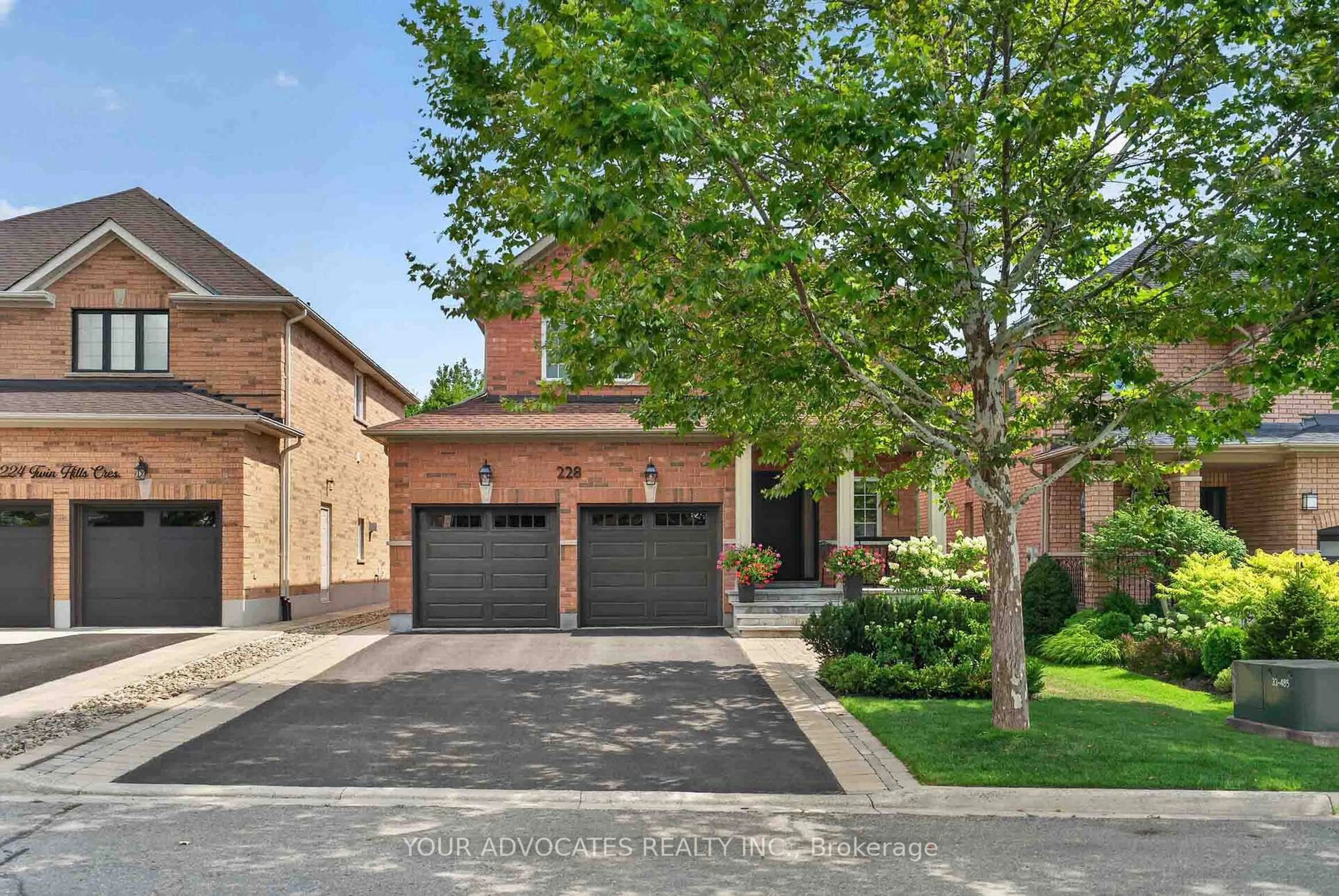 Home with brick exterior material, street for 228 Twin Hills Acre, Vaughan Ontario L4H 0H4
