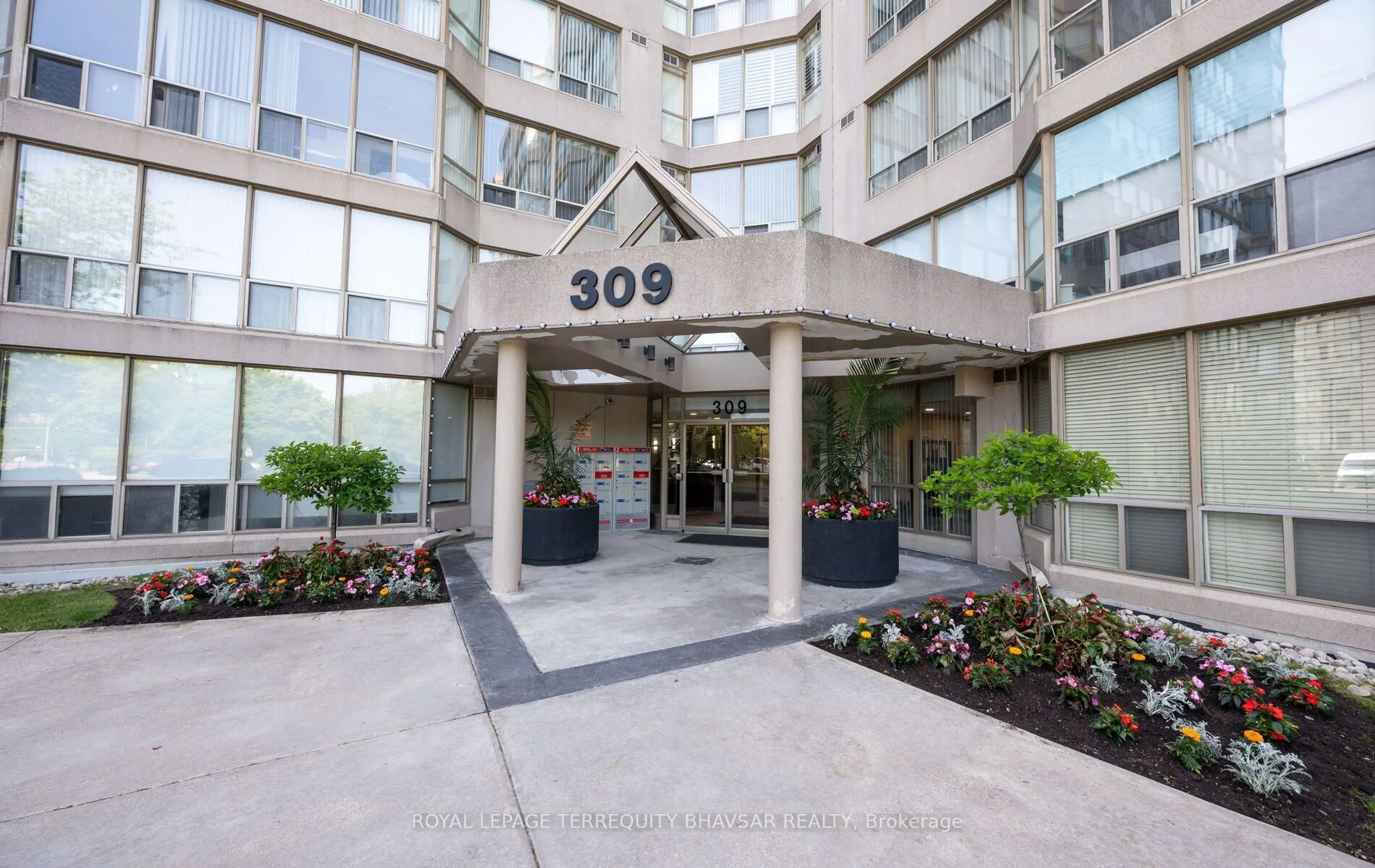 Indoor foyer for 309 Major Mackenzie Dr #915, Richmond Hill Ontario L4C 9V5