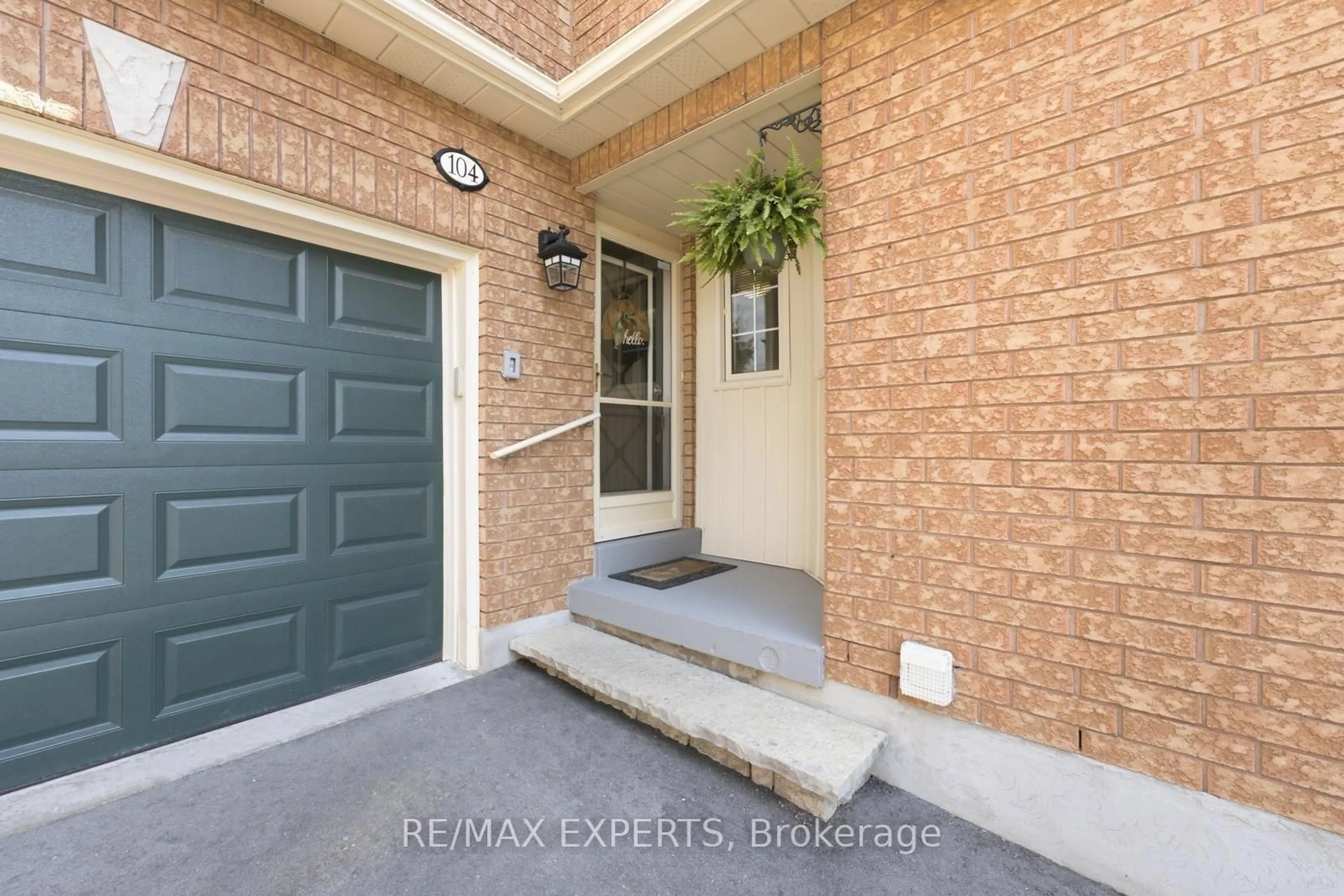 Indoor entryway for 104 Pinedale Gate, Vaughan Ontario L4L 8X3