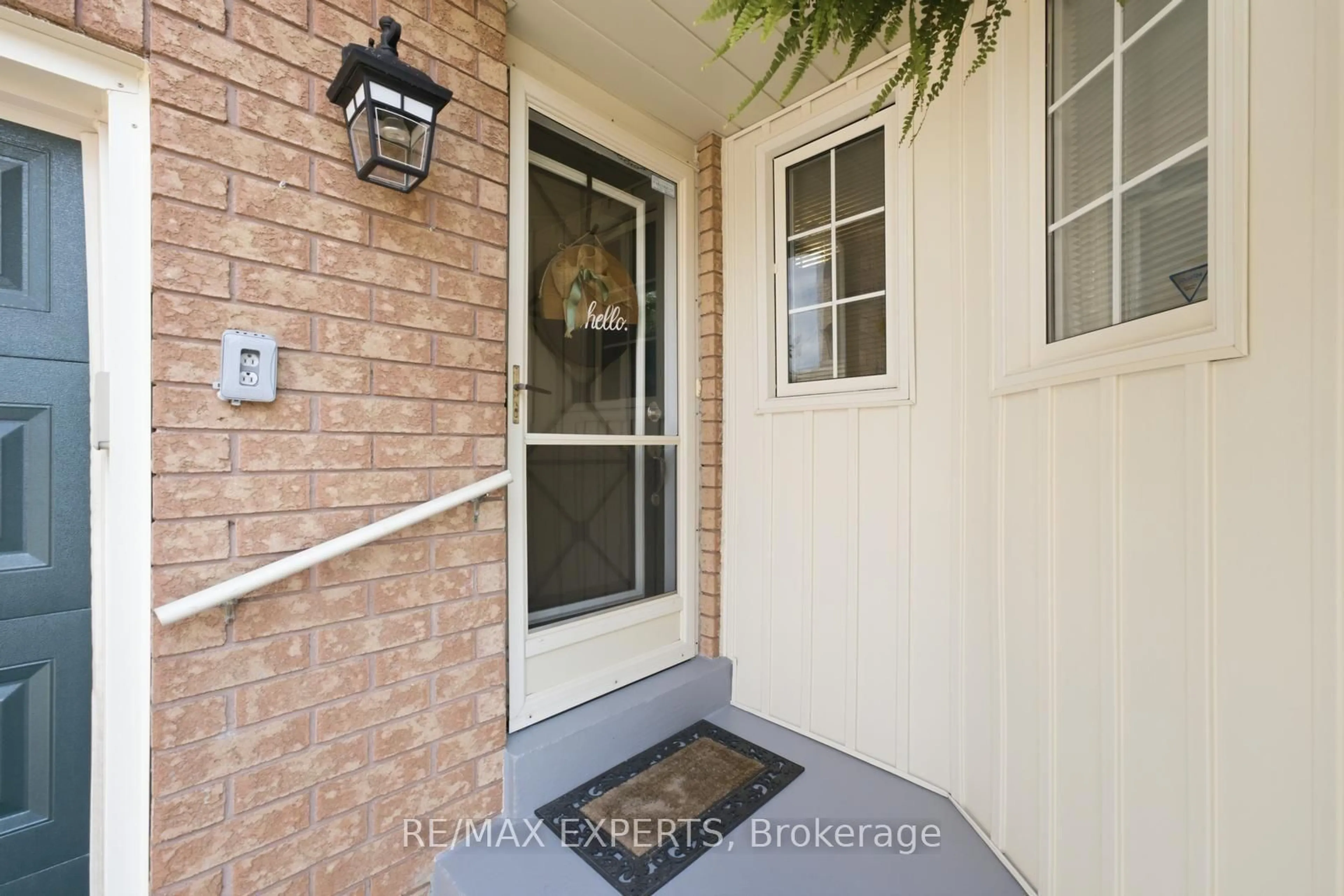 Indoor entryway for 104 Pinedale Gate, Vaughan Ontario L4L 8X3
