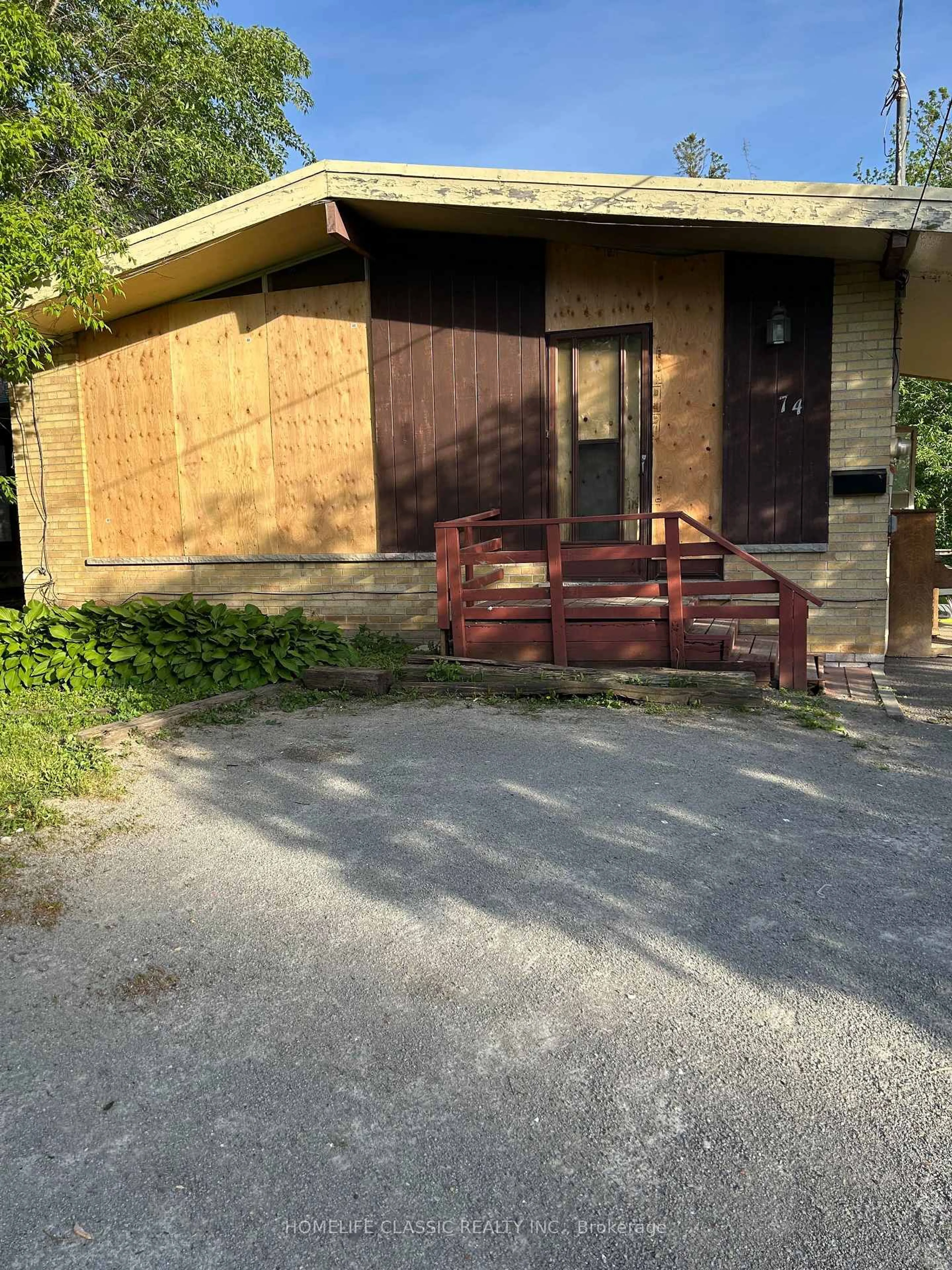 Shed for 74 Richmond St, Richmond Hill Ontario L4C 3Y4