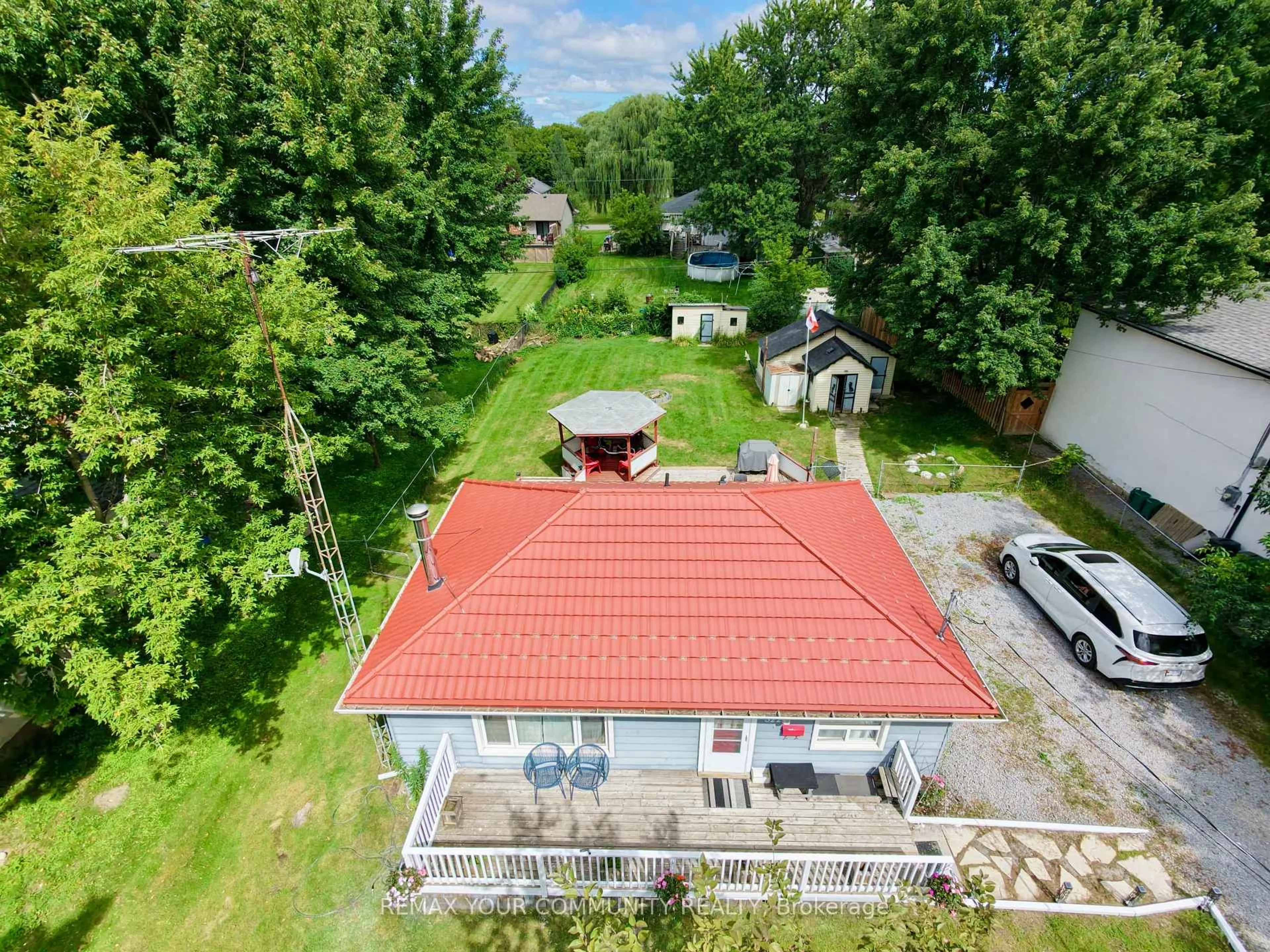 A pic from outside/outdoor area/front of a property/back of a property/a pic from drone, building for 322 Irene Dr, Georgina Ontario L4P 3B1