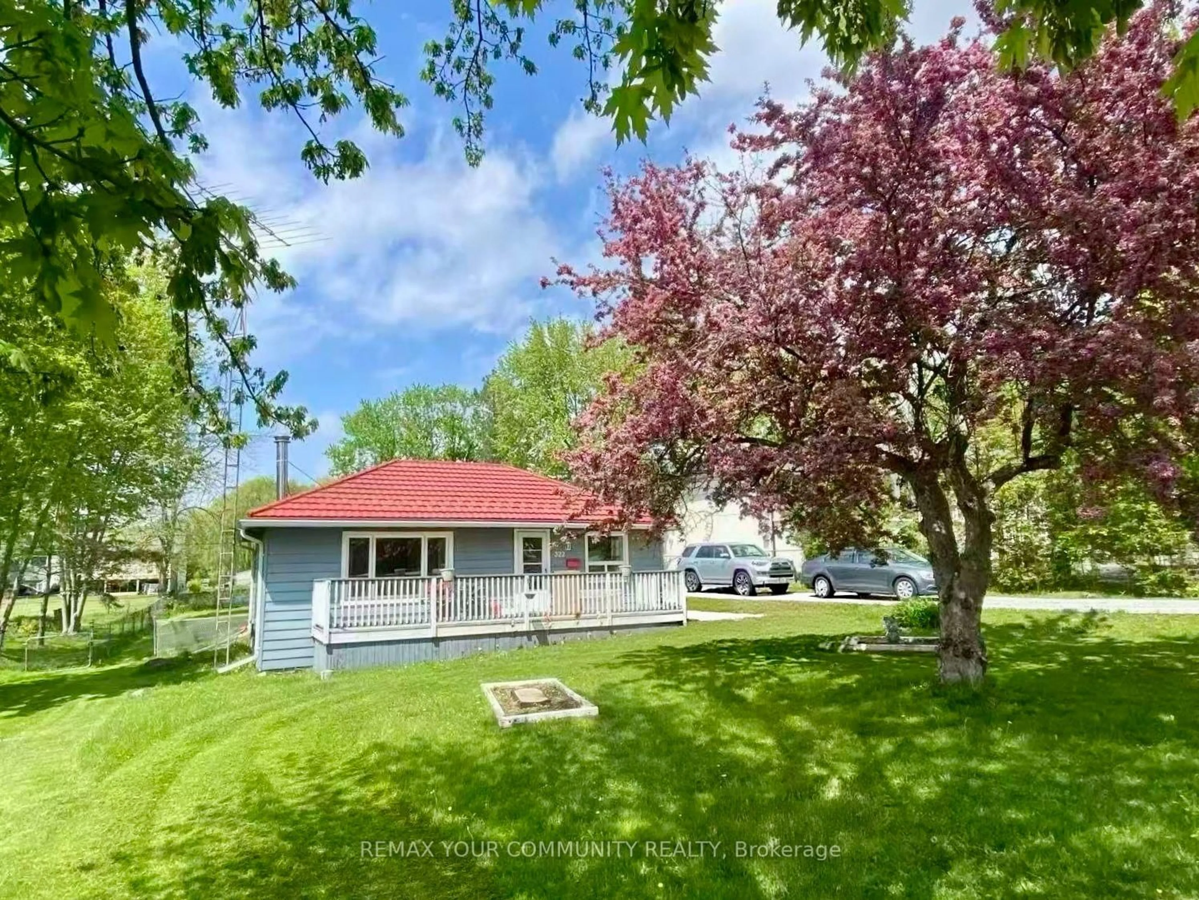 A pic from outside/outdoor area/front of a property/back of a property/a pic from drone, street for 322 Irene Dr, Georgina Ontario L4P 3B1