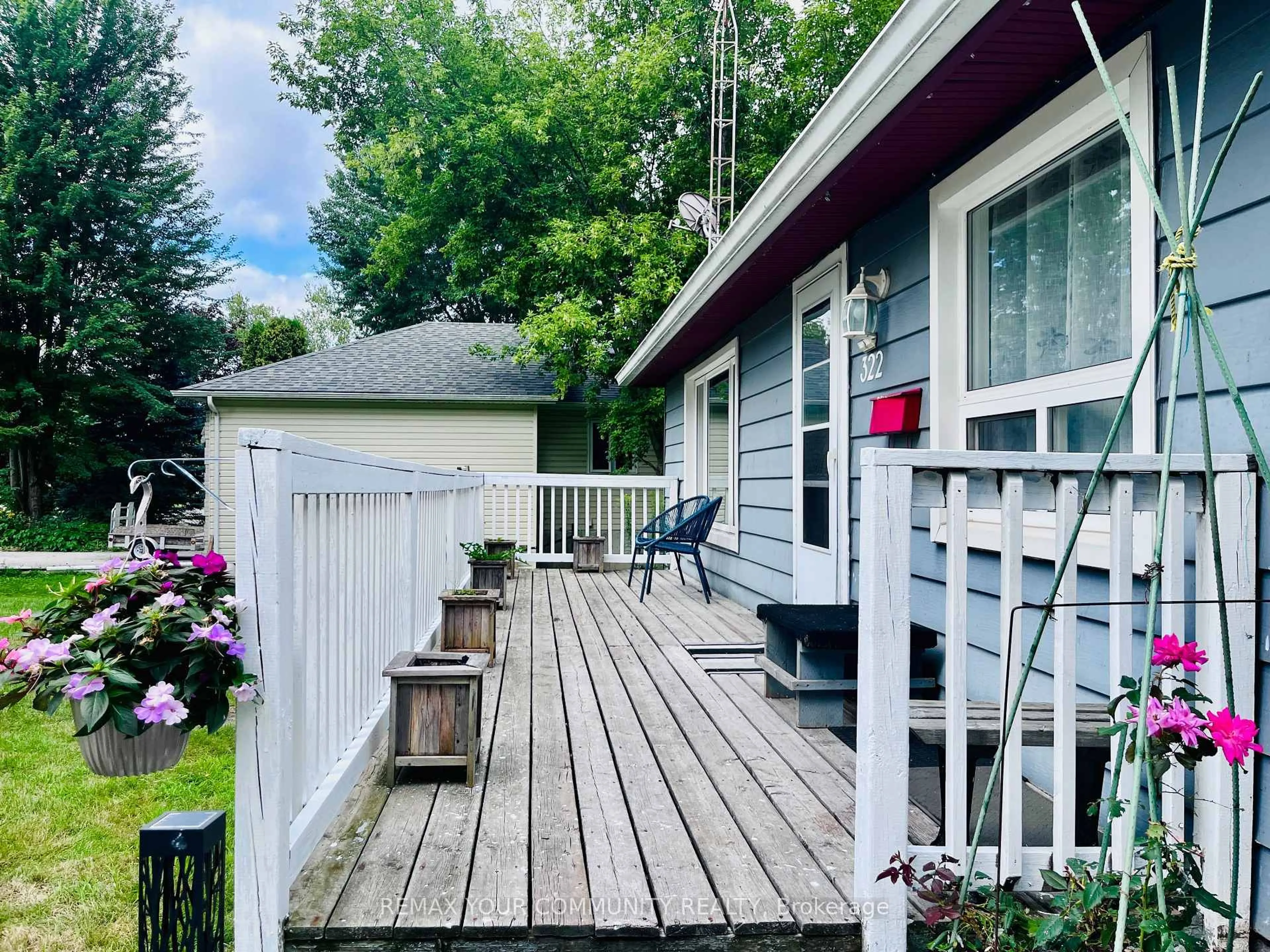 Patio, street for 322 Irene Dr, Georgina Ontario L4P 3B1