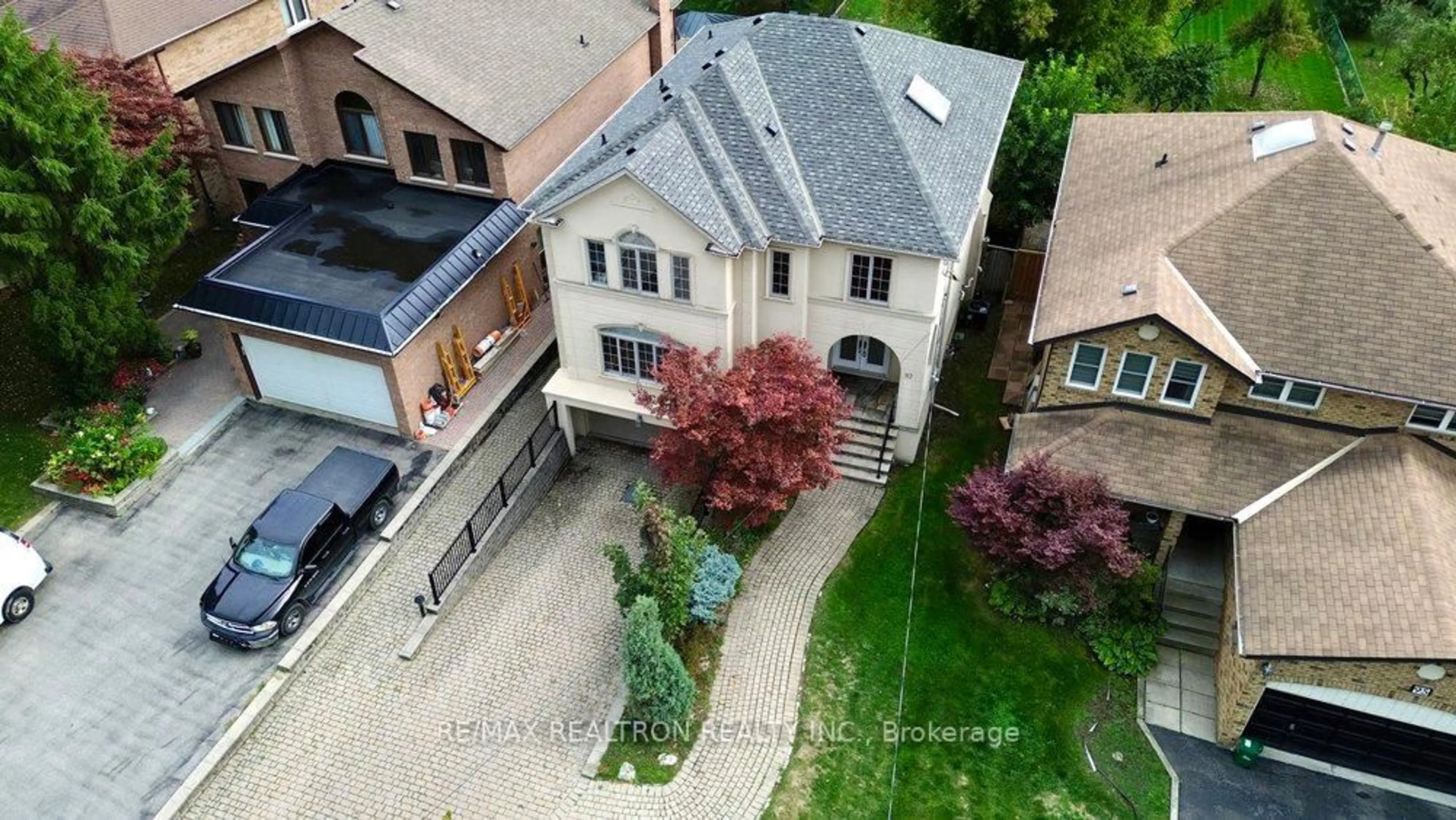 A pic from outside/outdoor area/front of a property/back of a property/a pic from drone, street for 93 Oak Ave, Richmond Hill Ontario L4C 6R6