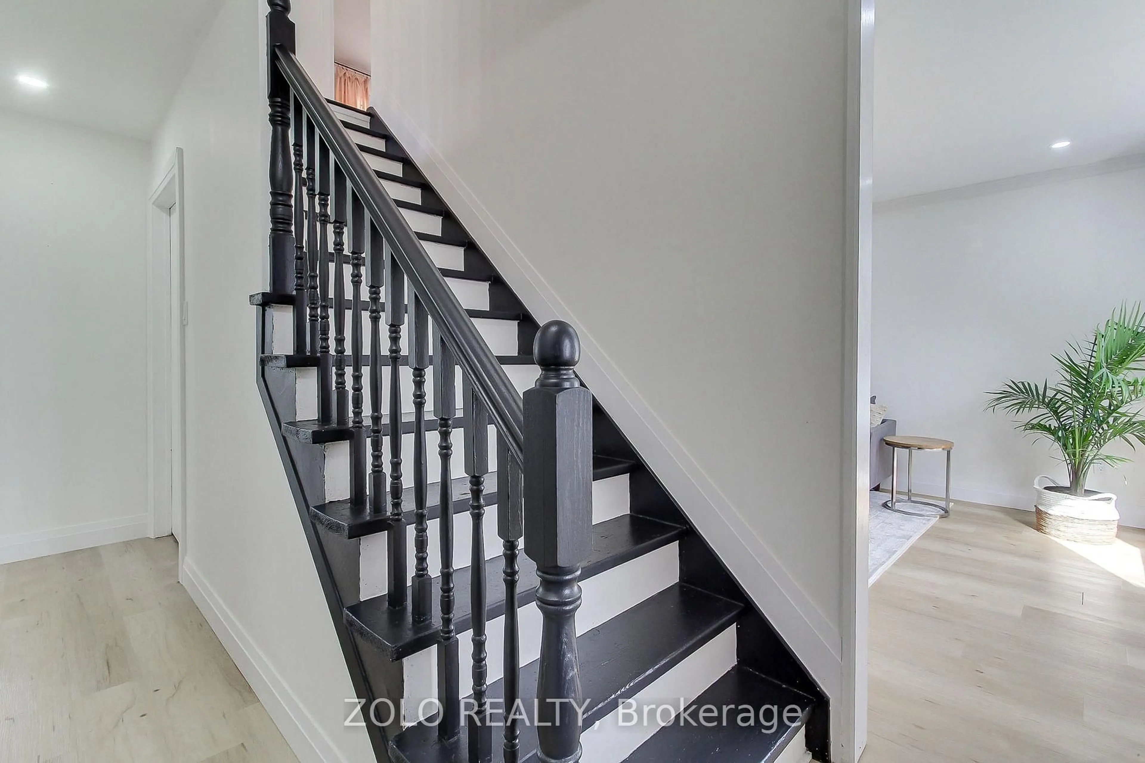 Stairs for 388 Terry Dr, Newmarket Ontario L3Y 5E7