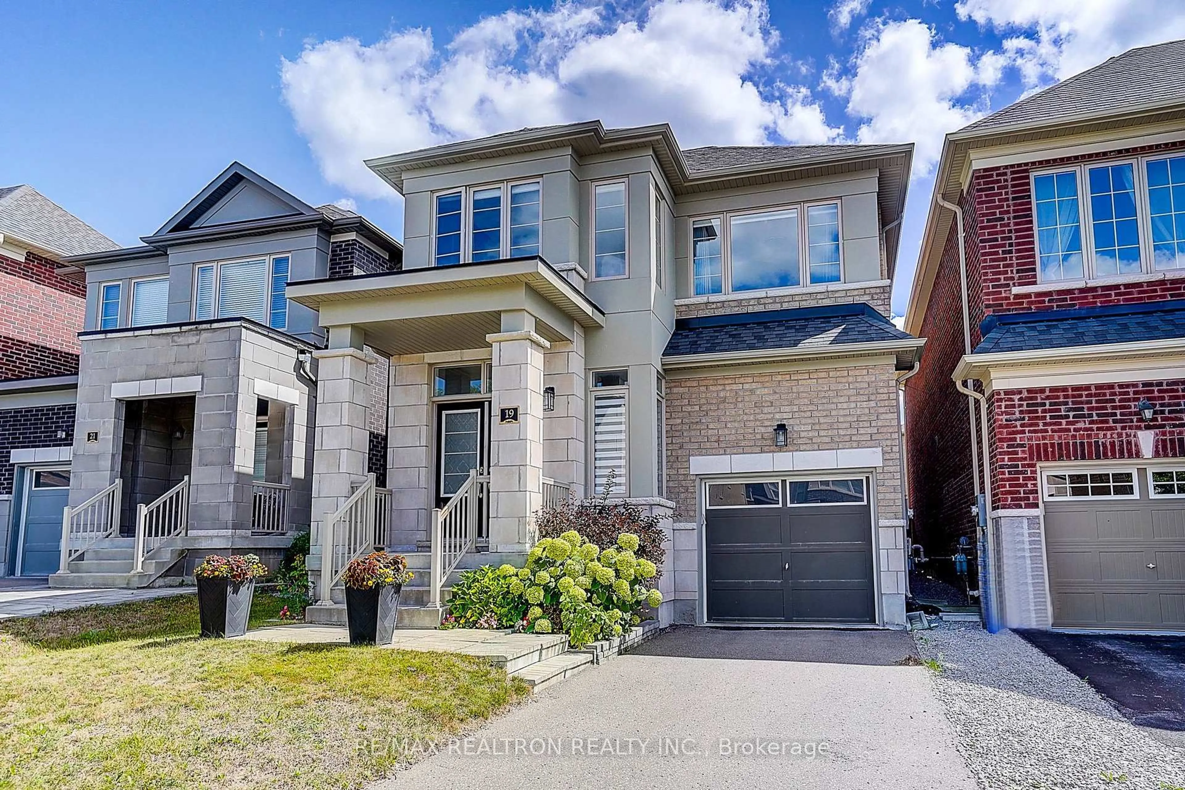 Home with brick exterior material, street for 19 Falconridge Terr, East Gwillimbury Ontario L0G 1V0