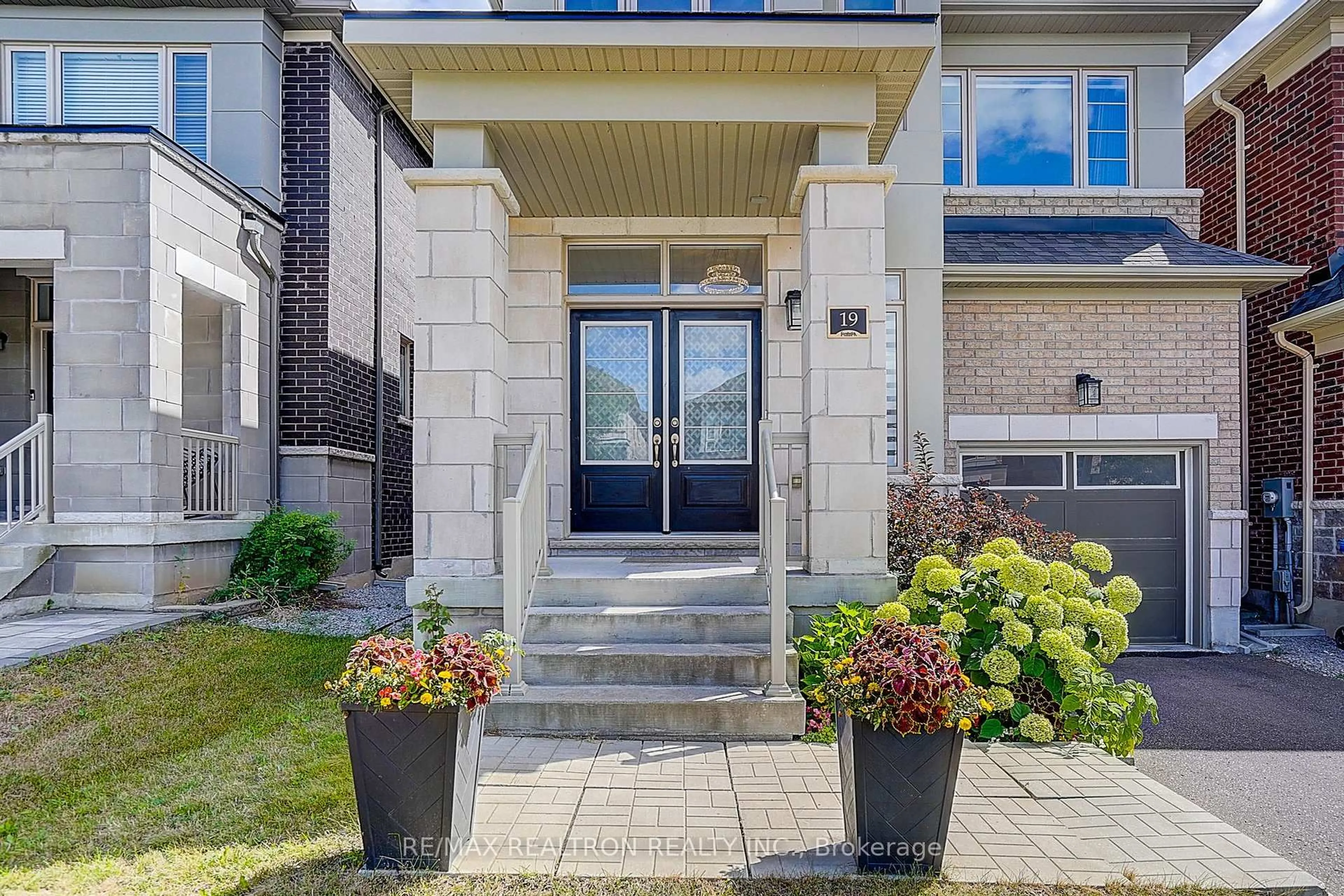 Unknown for 19 Falconridge Terr, East Gwillimbury Ontario L0G 1V0
