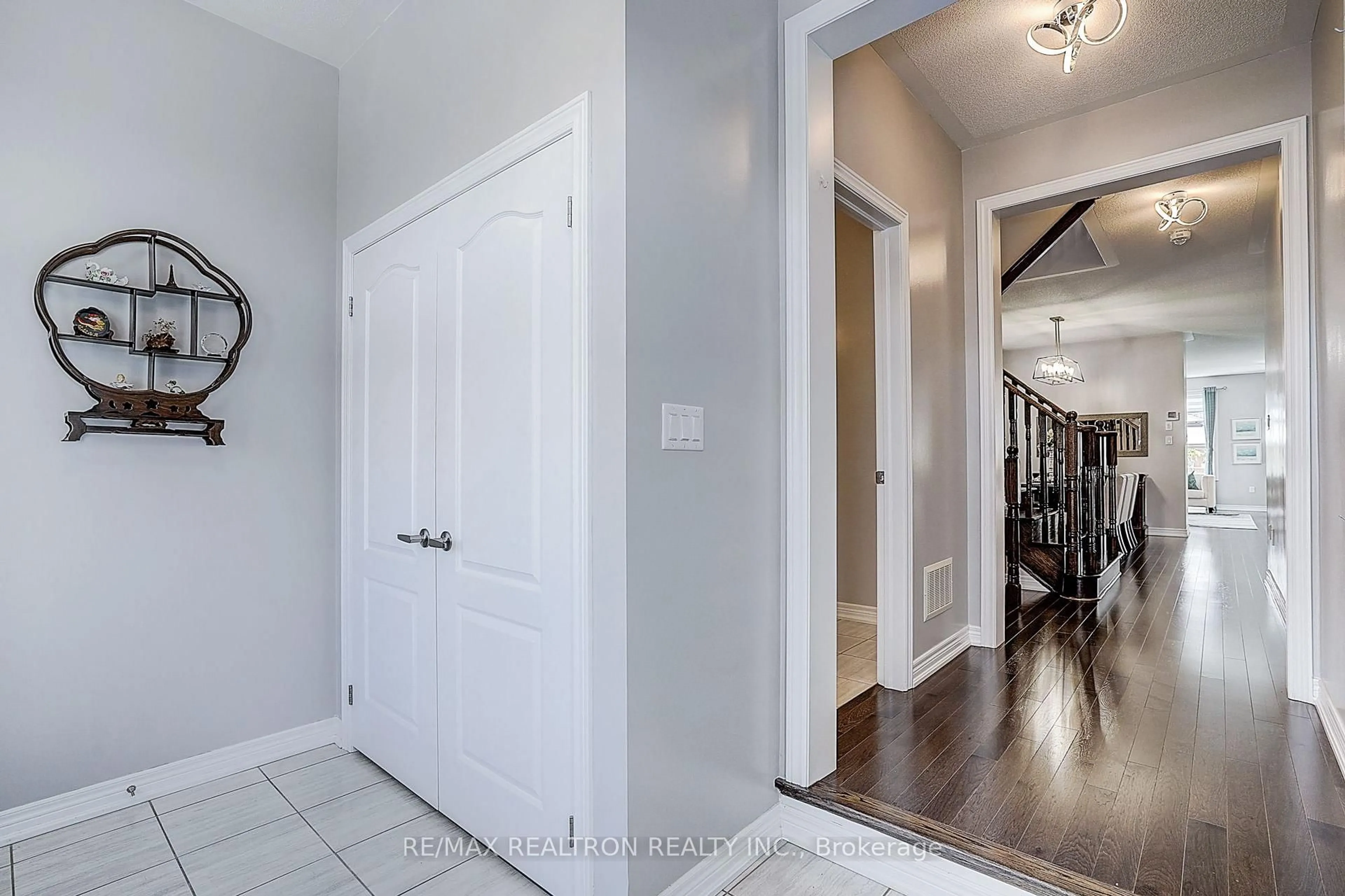 Indoor entryway for 19 Falconridge Terr, East Gwillimbury Ontario L0G 1V0