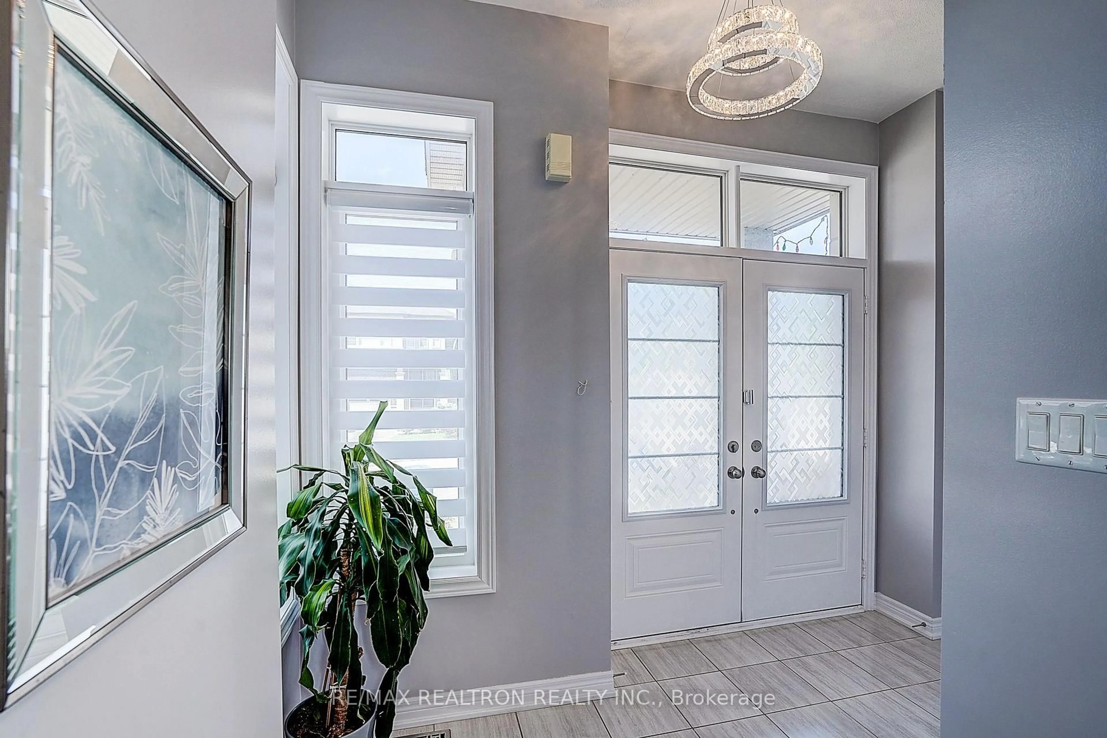 Indoor entryway for 19 Falconridge Terr, East Gwillimbury Ontario L0G 1V0