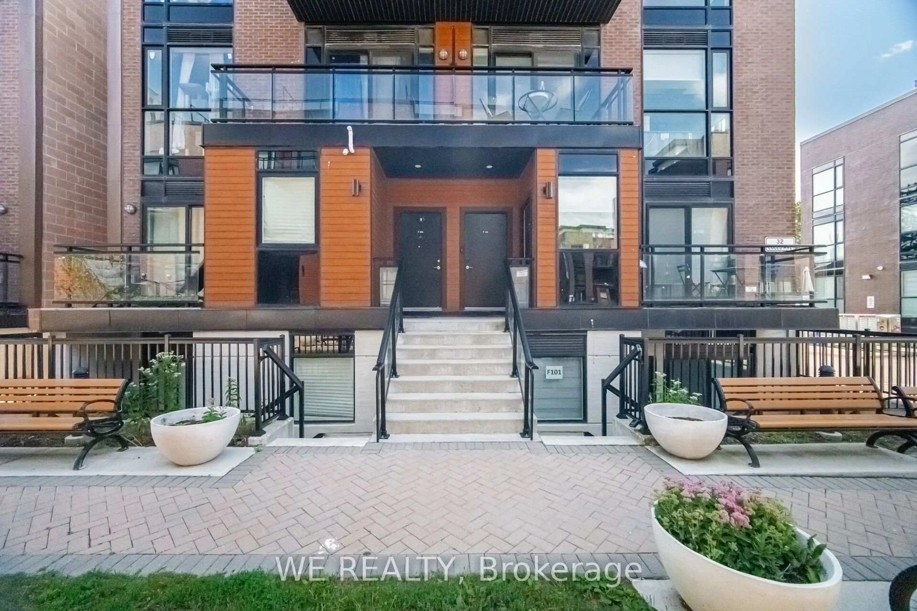 Indoor entryway for 32 Coles Ave #103, Vaughan Ontario L4L 0J1