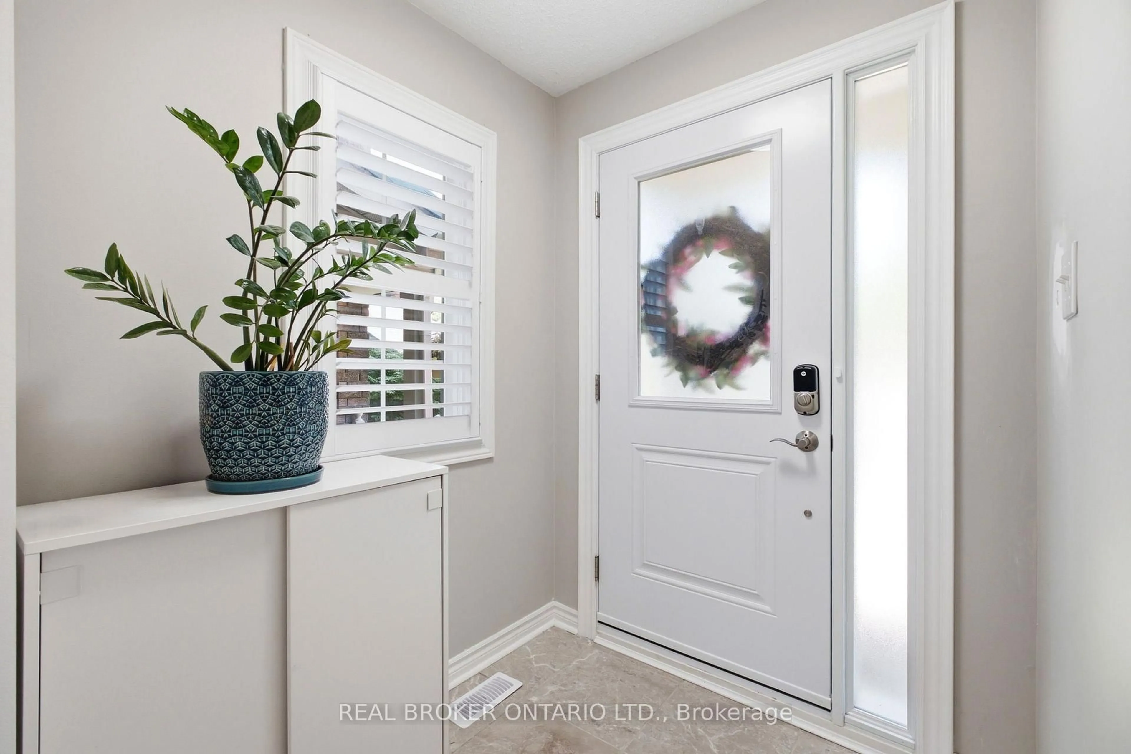 Indoor entryway for 22 October Lane, Aurora Ontario L4G 6Y1