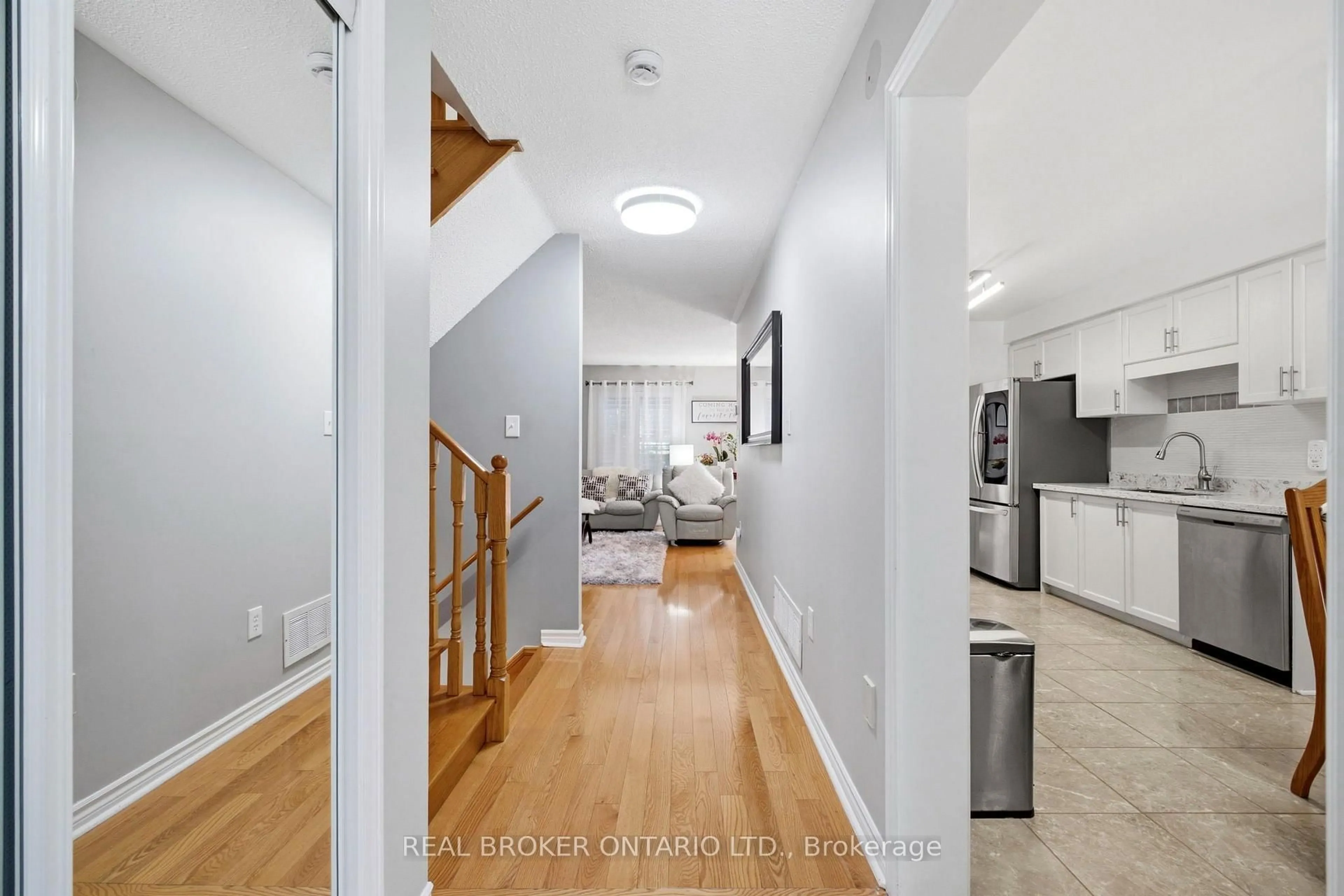 Indoor entryway for 22 October Lane, Aurora Ontario L4G 6Y1