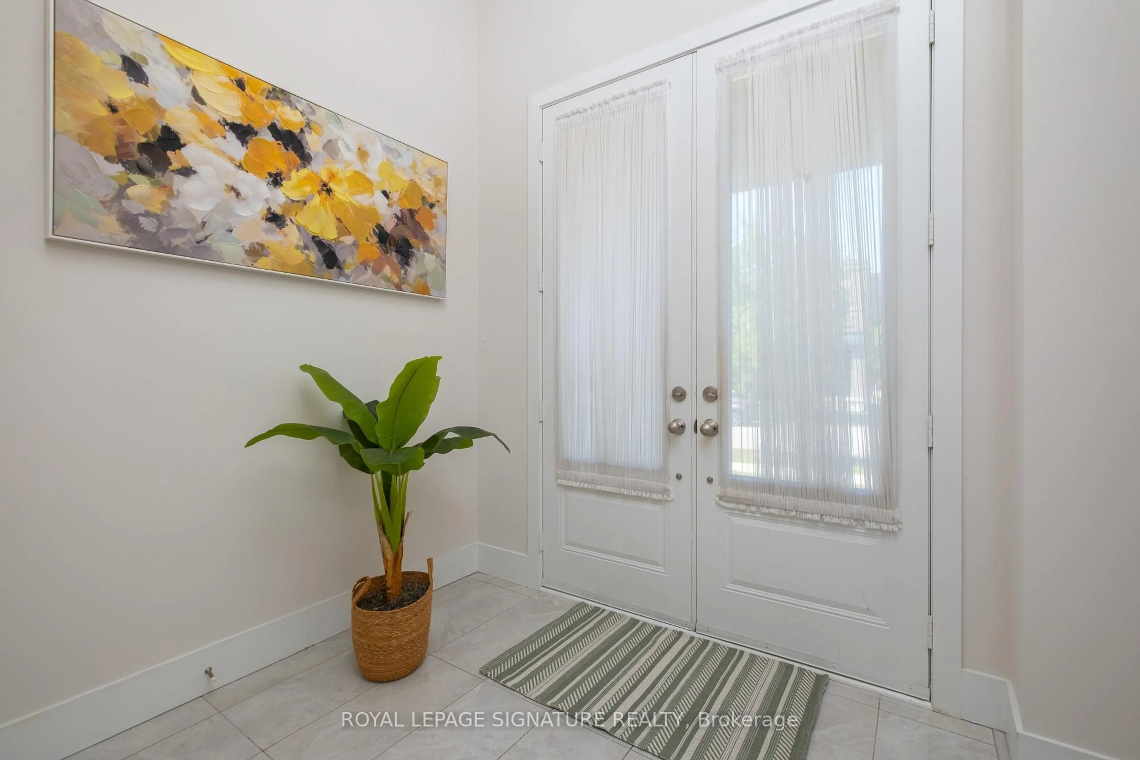 Indoor entryway for 215 Elyse Crt, Aurora Ontario L4G 2C9