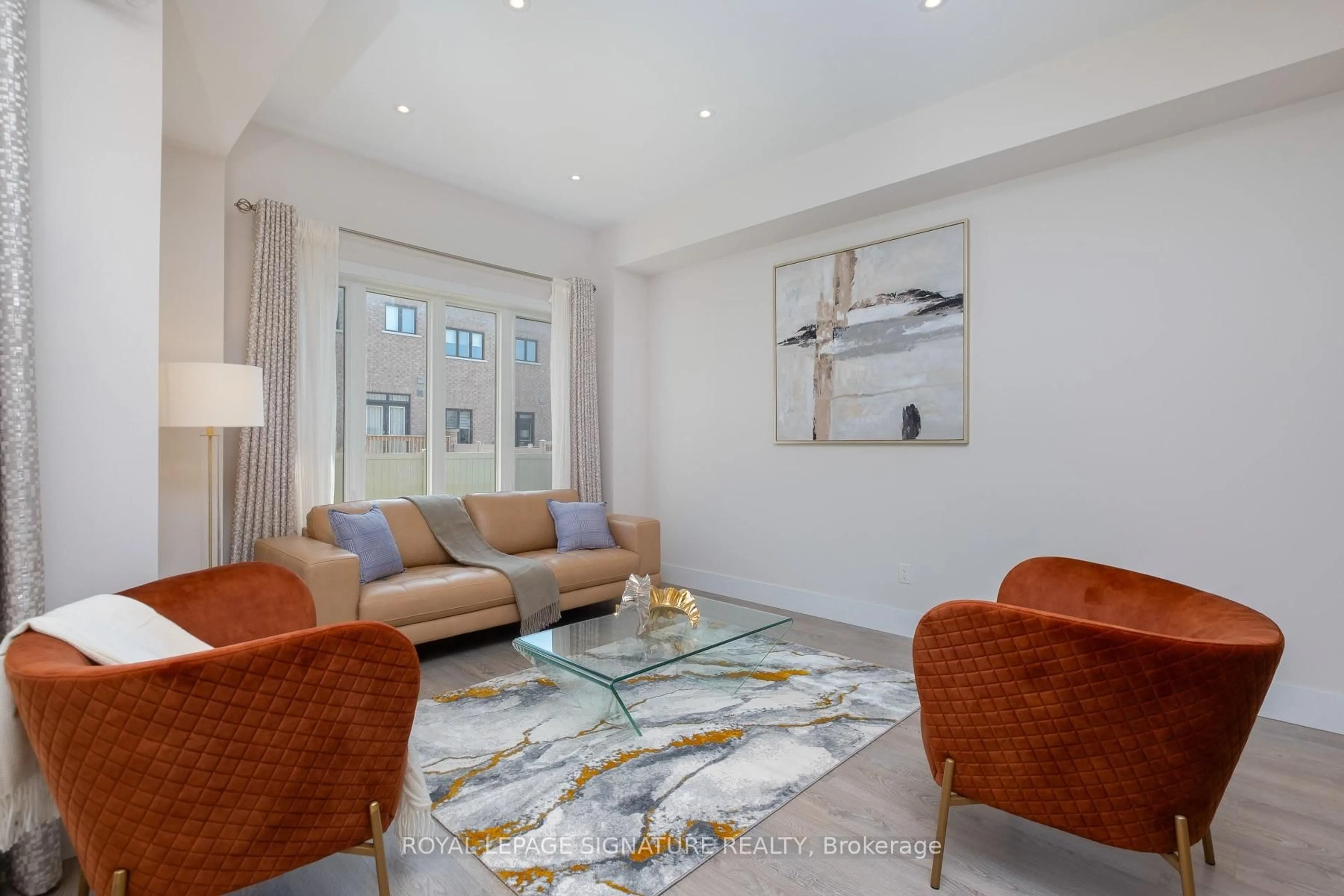 Living room with furniture, unknown for 215 Elyse Crt, Aurora Ontario L4G 2C9