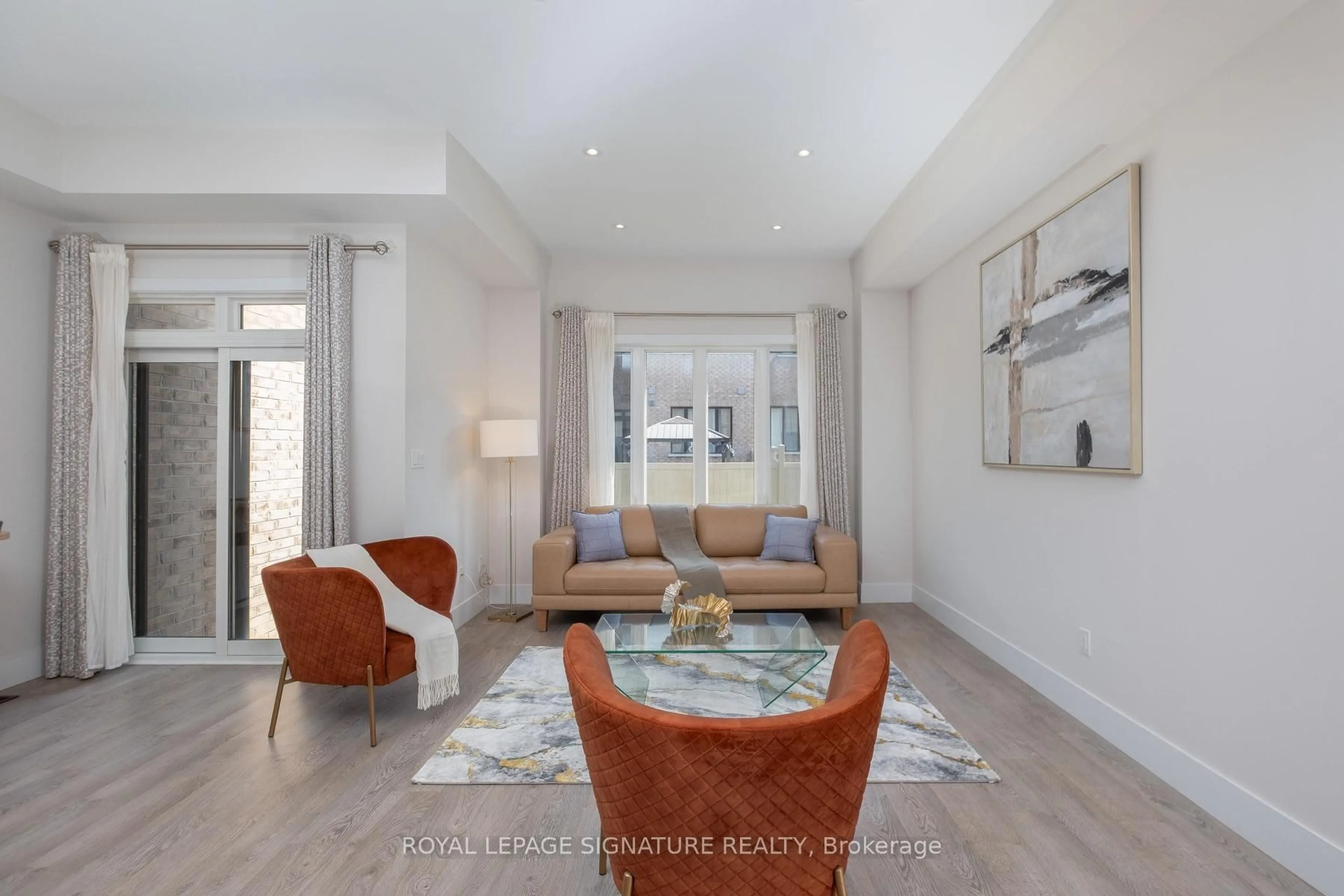 Living room with furniture, unknown for 215 Elyse Crt, Aurora Ontario L4G 2C9