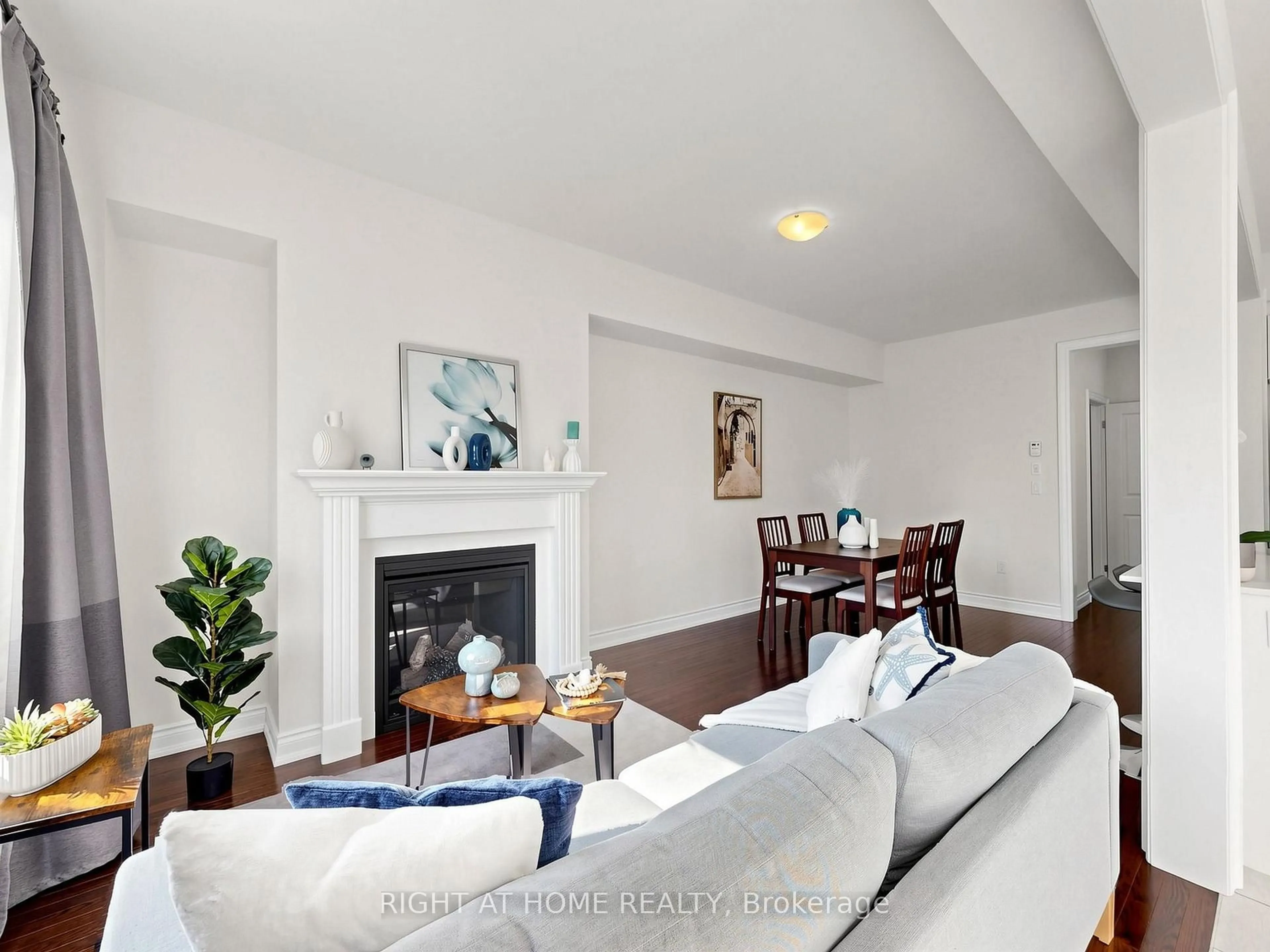 Living room with furniture, unknown for 133 Countryman Rd, East Gwillimbury Ontario L9N 0N8