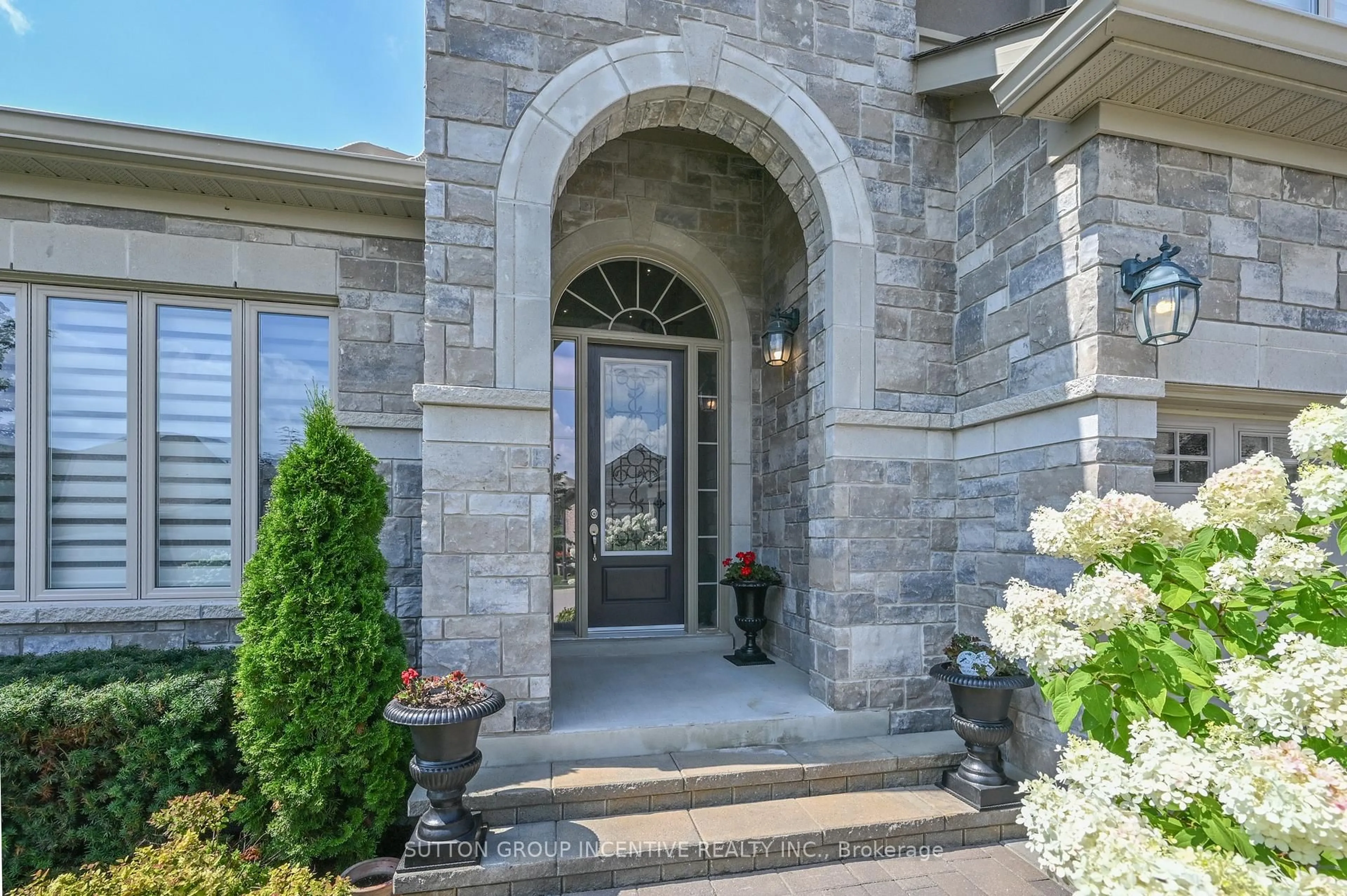 Indoor entryway for 4 Westmount Dr, New Tecumseth Ontario L9R 0P5