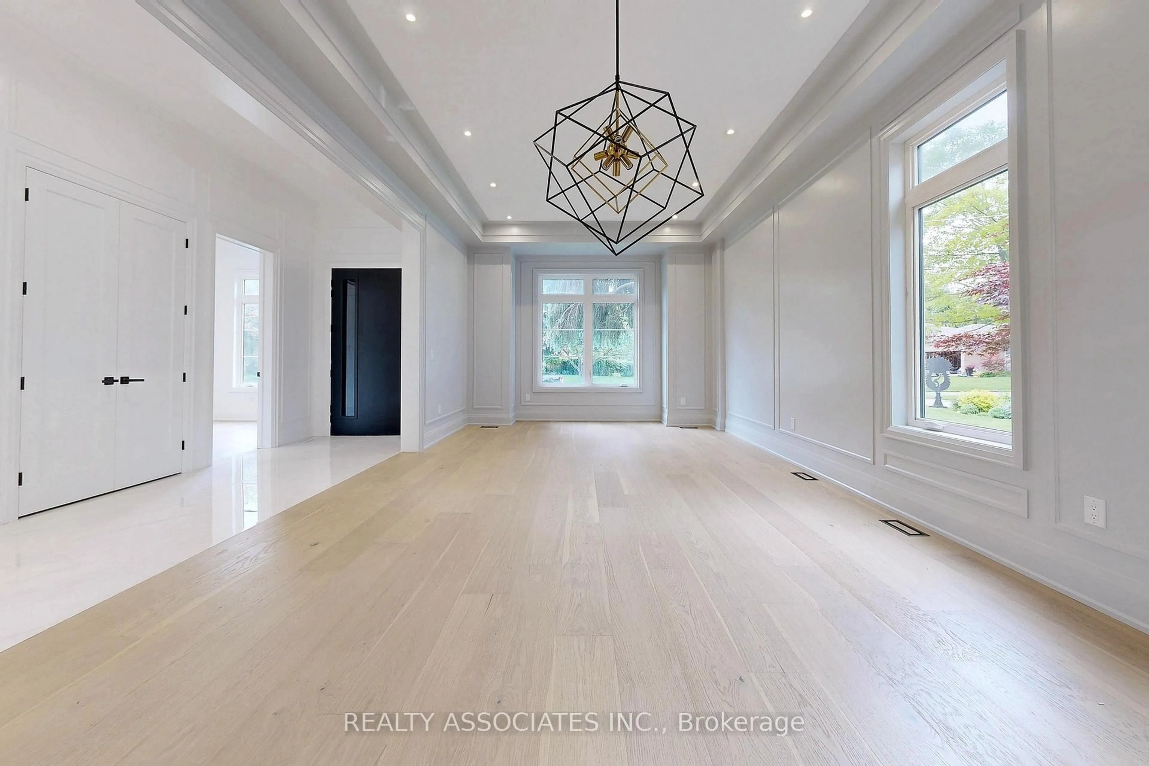 Indoor foyer for 32 Cossar Ave, Aurora Ontario L4G 3N8
