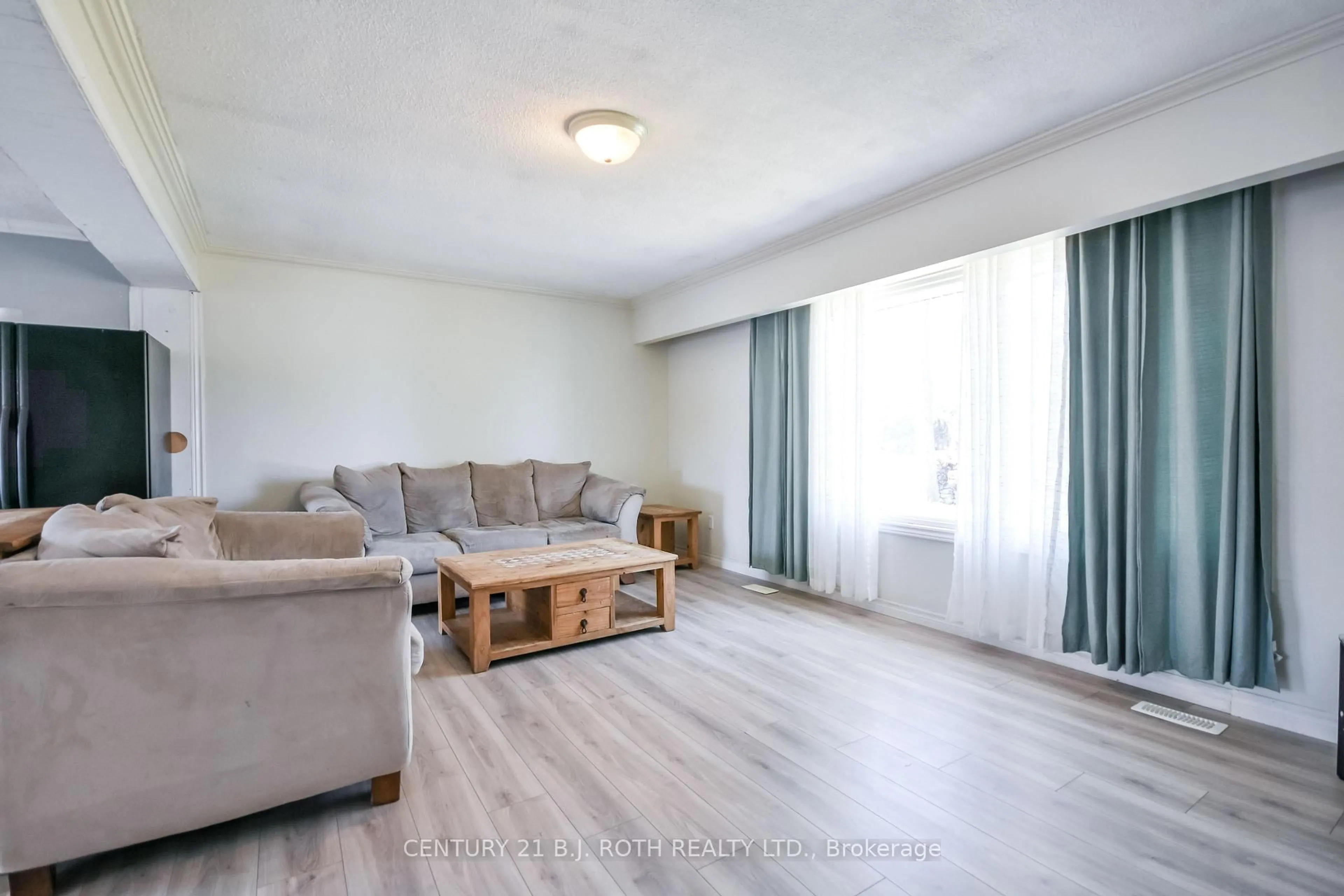 Living room with furniture, unknown for 3039 Poplar Rd, Innisfil Ontario L9S 2J9