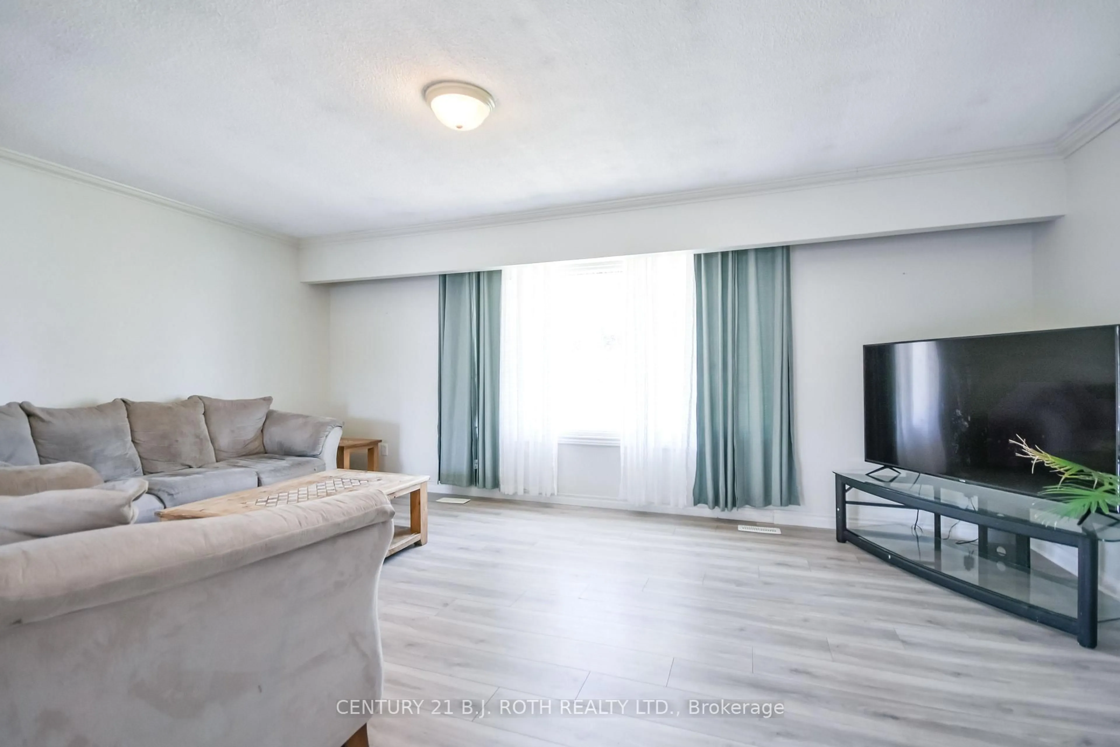 Living room with furniture, unknown for 3039 Poplar Rd, Innisfil Ontario L9S 2J9