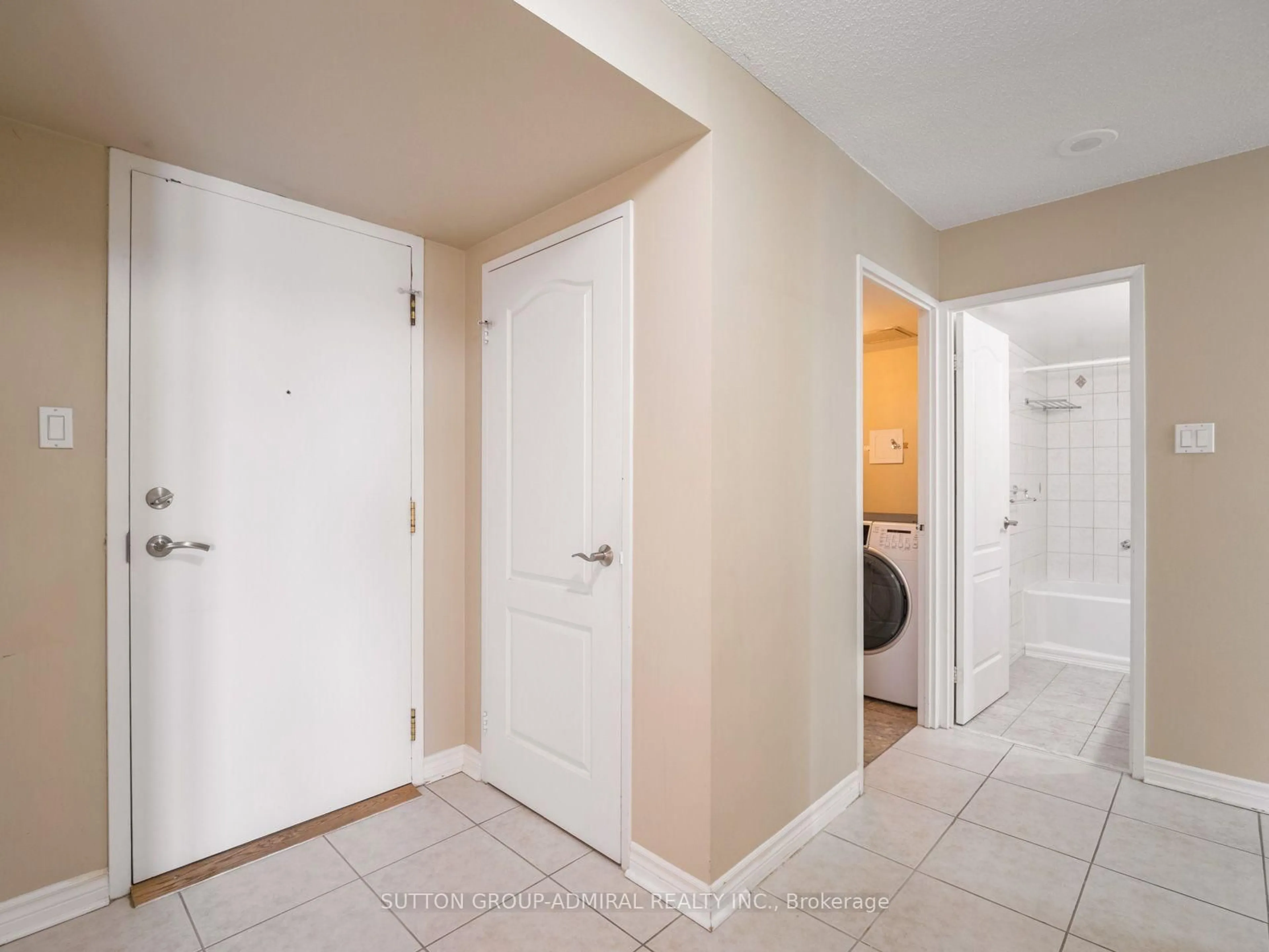 Indoor entryway for 7420 Bathurst St #1012, Vaughan Ontario L4J 6X4
