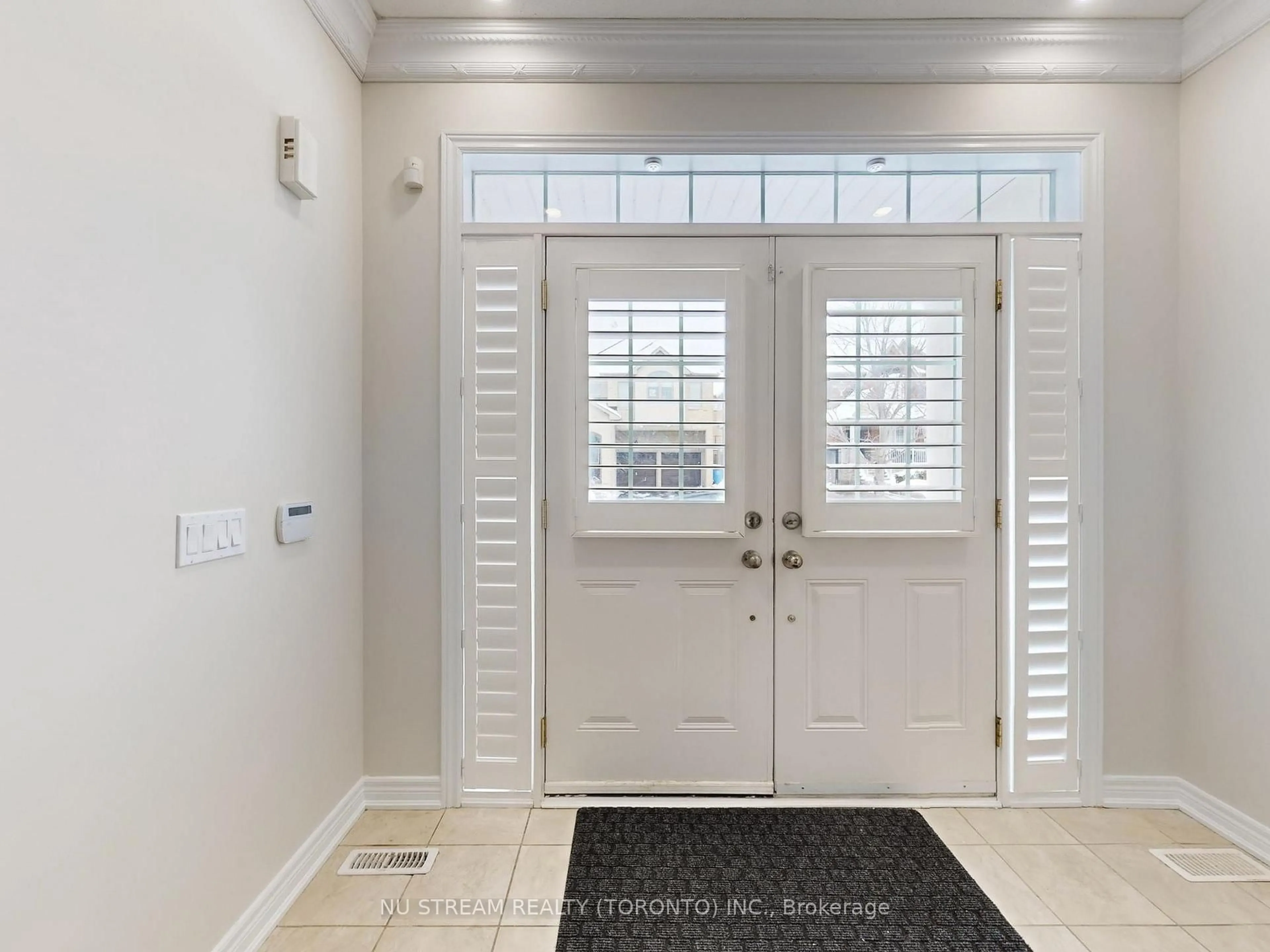 Indoor entryway for 224 Aspenwood Dr, Newmarket Ontario L3X 3L1