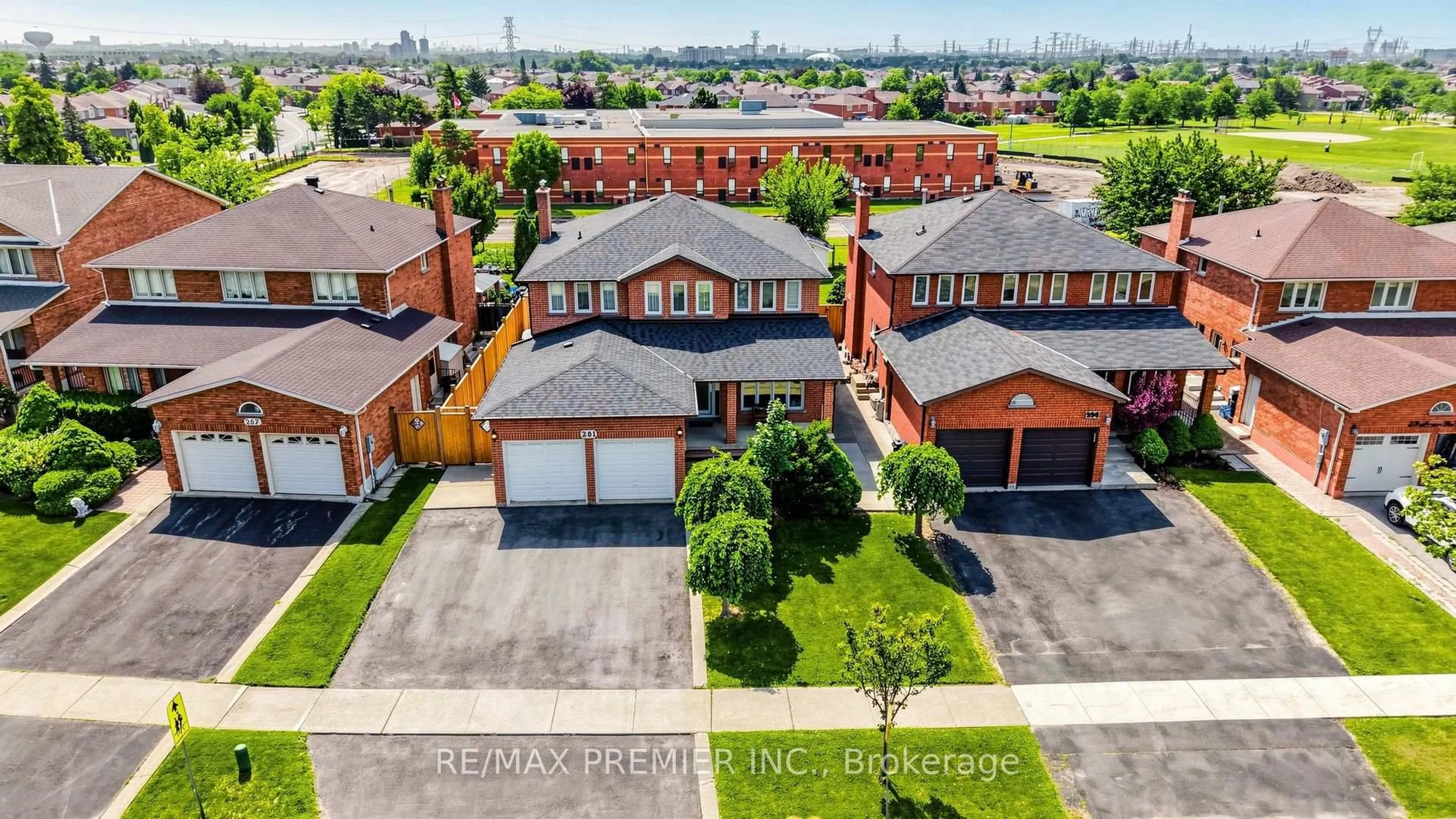 A pic from outside/outdoor area/front of a property/back of a property/a pic from drone, street for 261 Morning Star Dr, Vaughan Ontario L4L 6H4