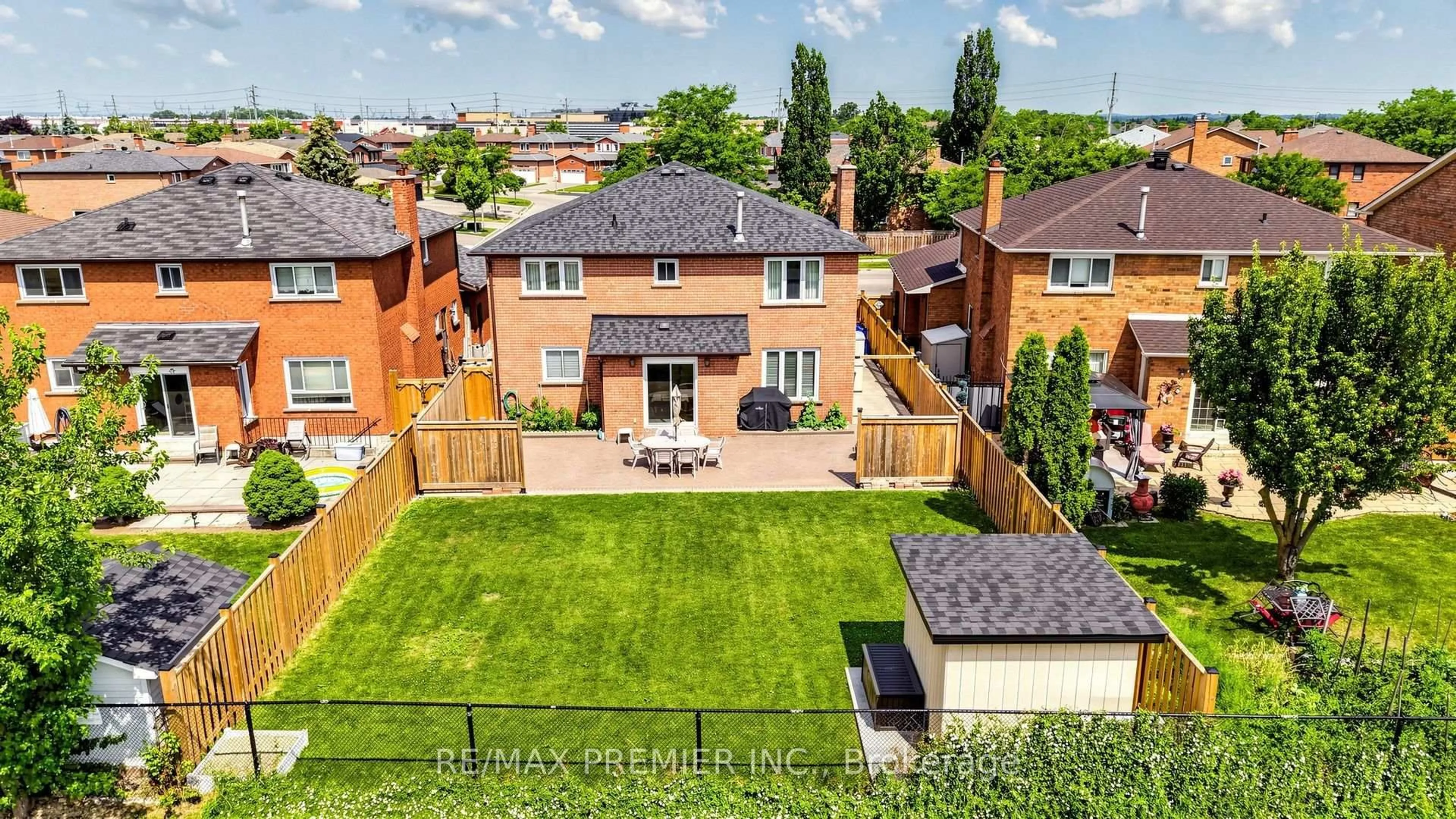 A pic from outside/outdoor area/front of a property/back of a property/a pic from drone, street for 261 Morning Star Dr, Vaughan Ontario L4L 6H4