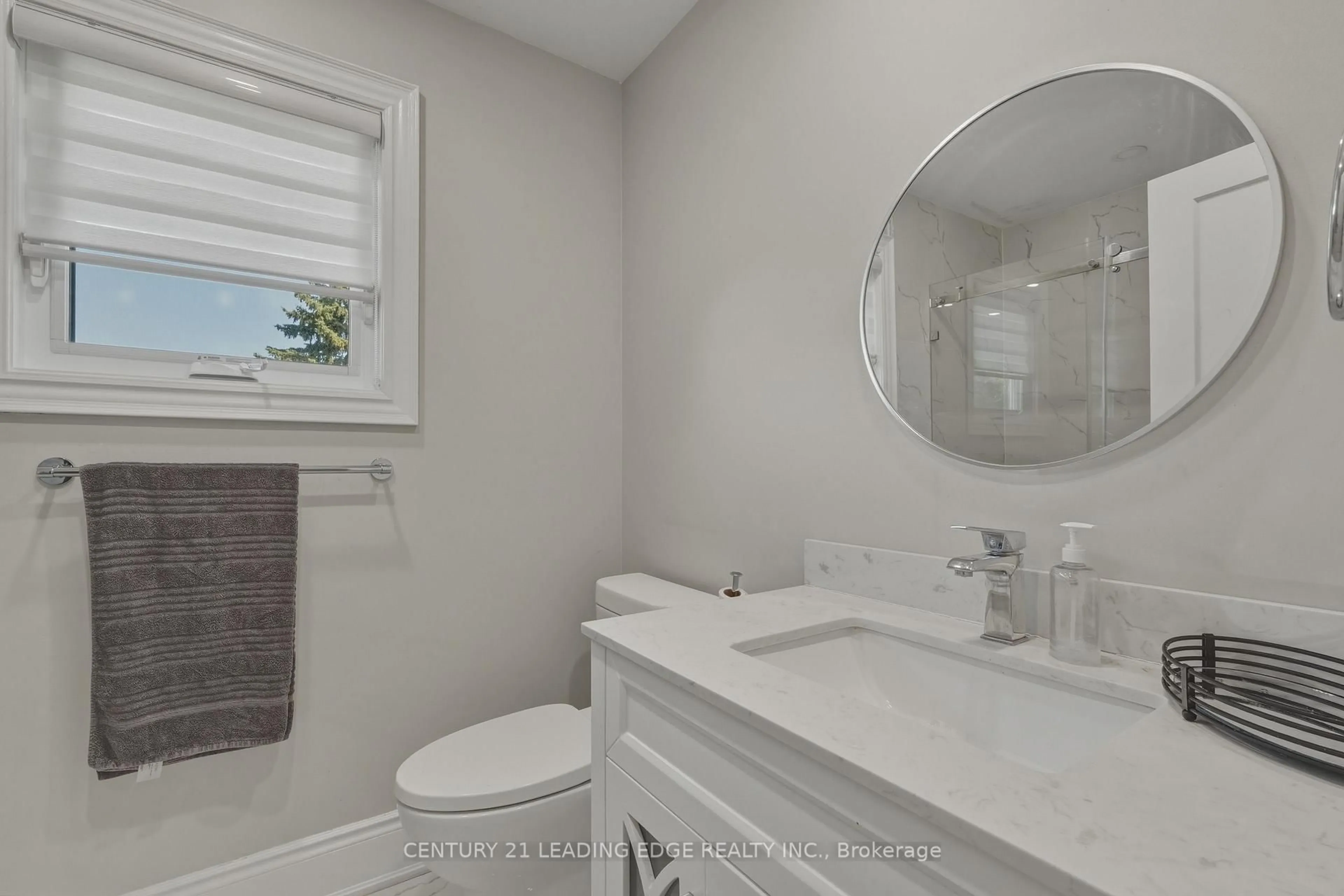 Standard bathroom, ceramic/tile floor for 1100 MACLEAN St, Innisfil Ontario L9S 1W1