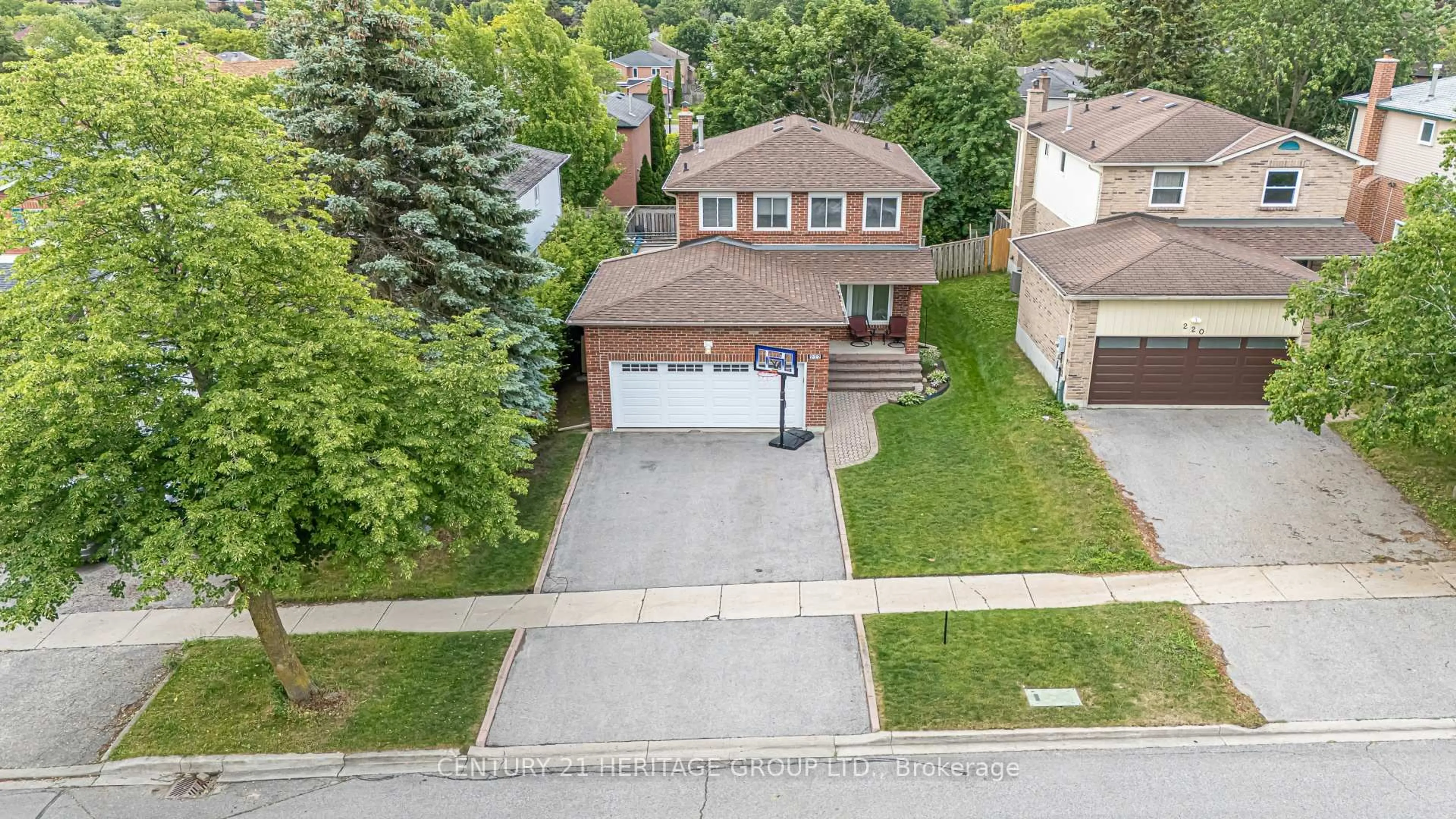 A pic from outside/outdoor area/front of a property/back of a property/a pic from drone, street for 222 Forsyth Rd, Newmarket Ontario L3Y 7Y9