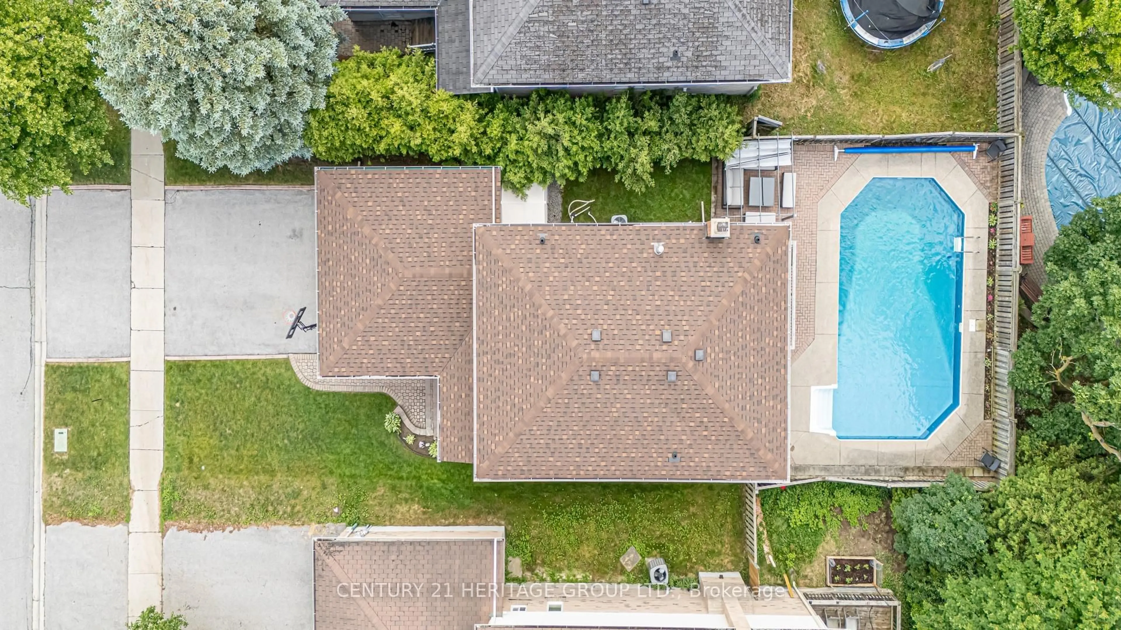 A pic from outside/outdoor area/front of a property/back of a property/a pic from drone, unknown for 222 Forsyth Rd, Newmarket Ontario L3Y 7Y9