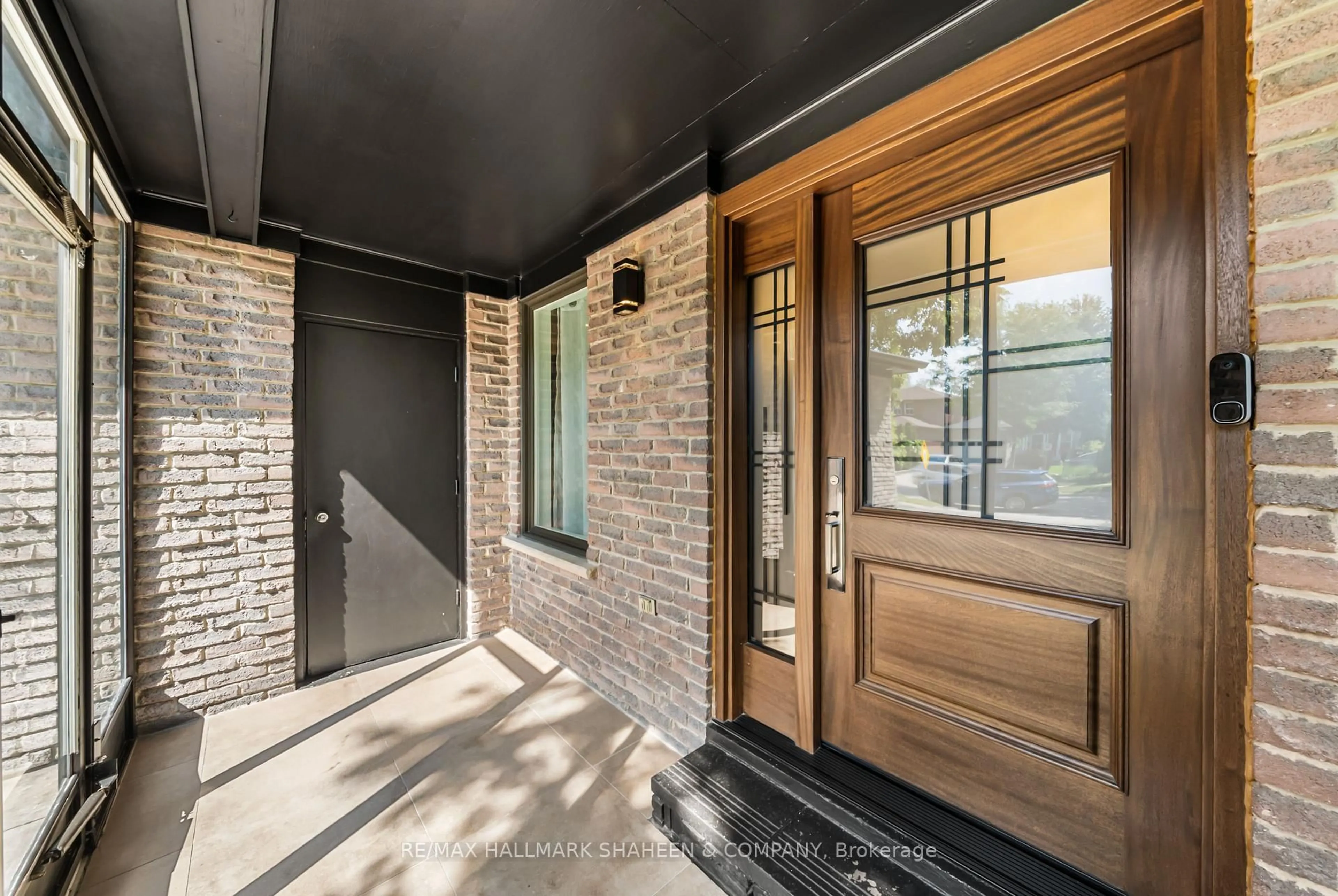 Indoor entryway for 184 Castle Rock Dr, Richmond Hill Ontario L4C 5H6
