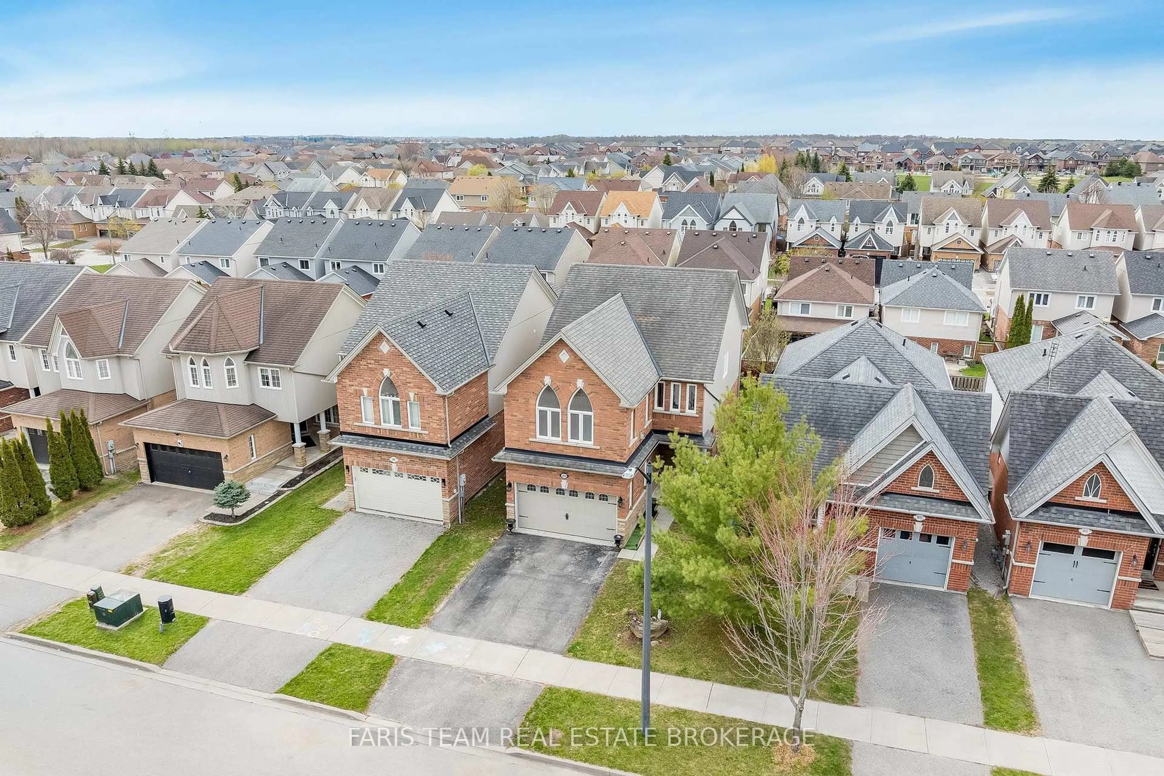 A pic from outside/outdoor area/front of a property/back of a property/a pic from drone, street for 1845 Lamstone St, Innisfil Ontario L9S 4Z8