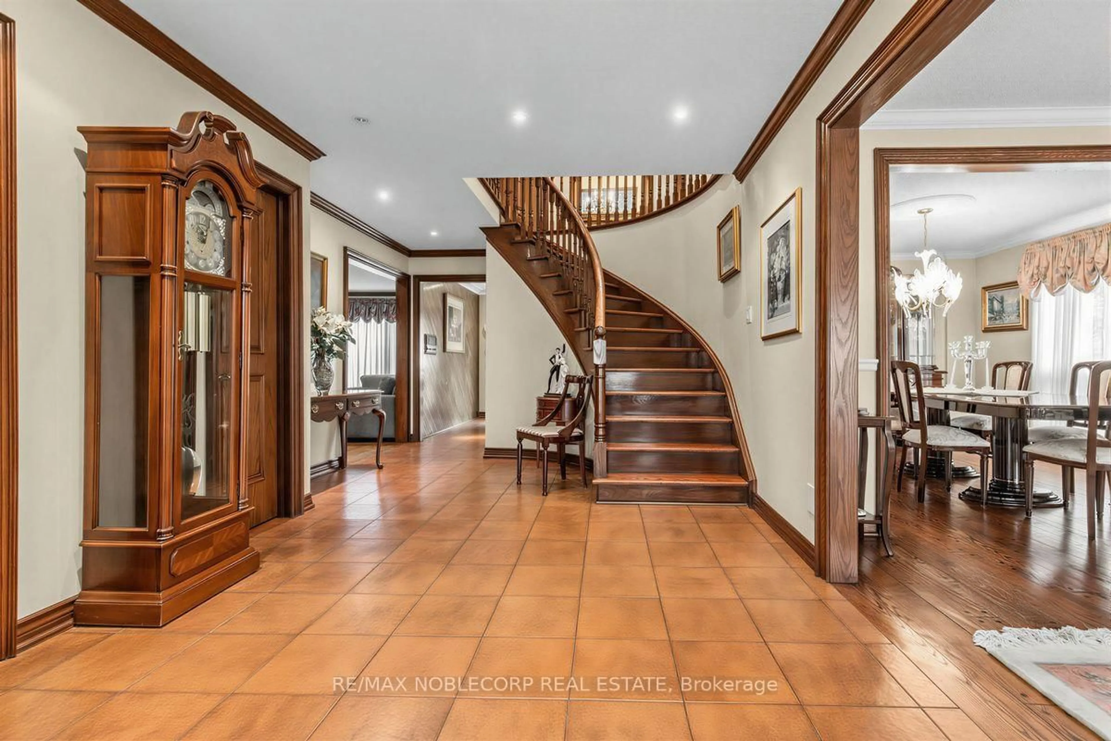 Indoor foyer for 256 Airdrie Dr, Vaughan Ontario L4L 1C6