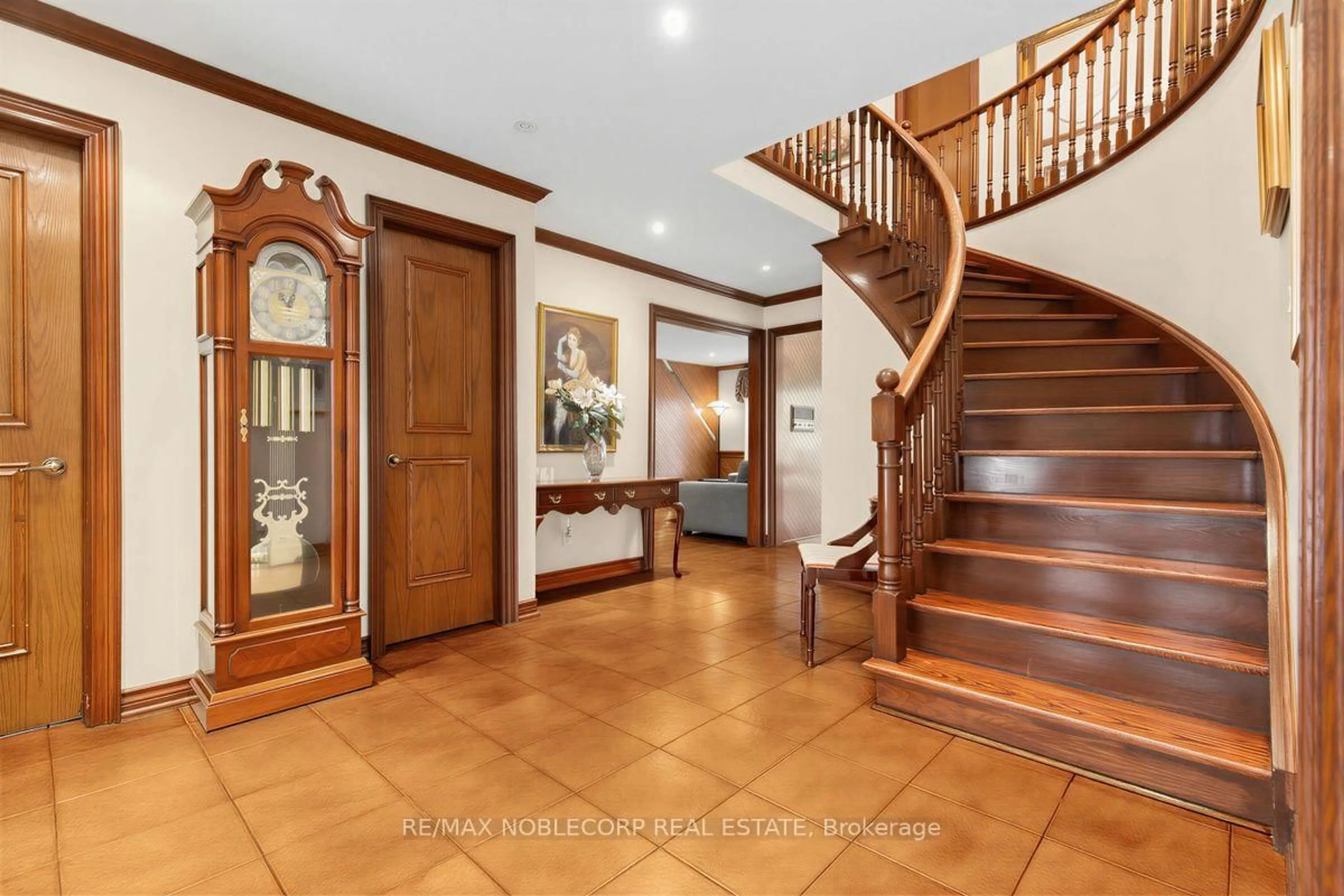 Indoor foyer for 256 Airdrie Dr, Vaughan Ontario L4L 1C6