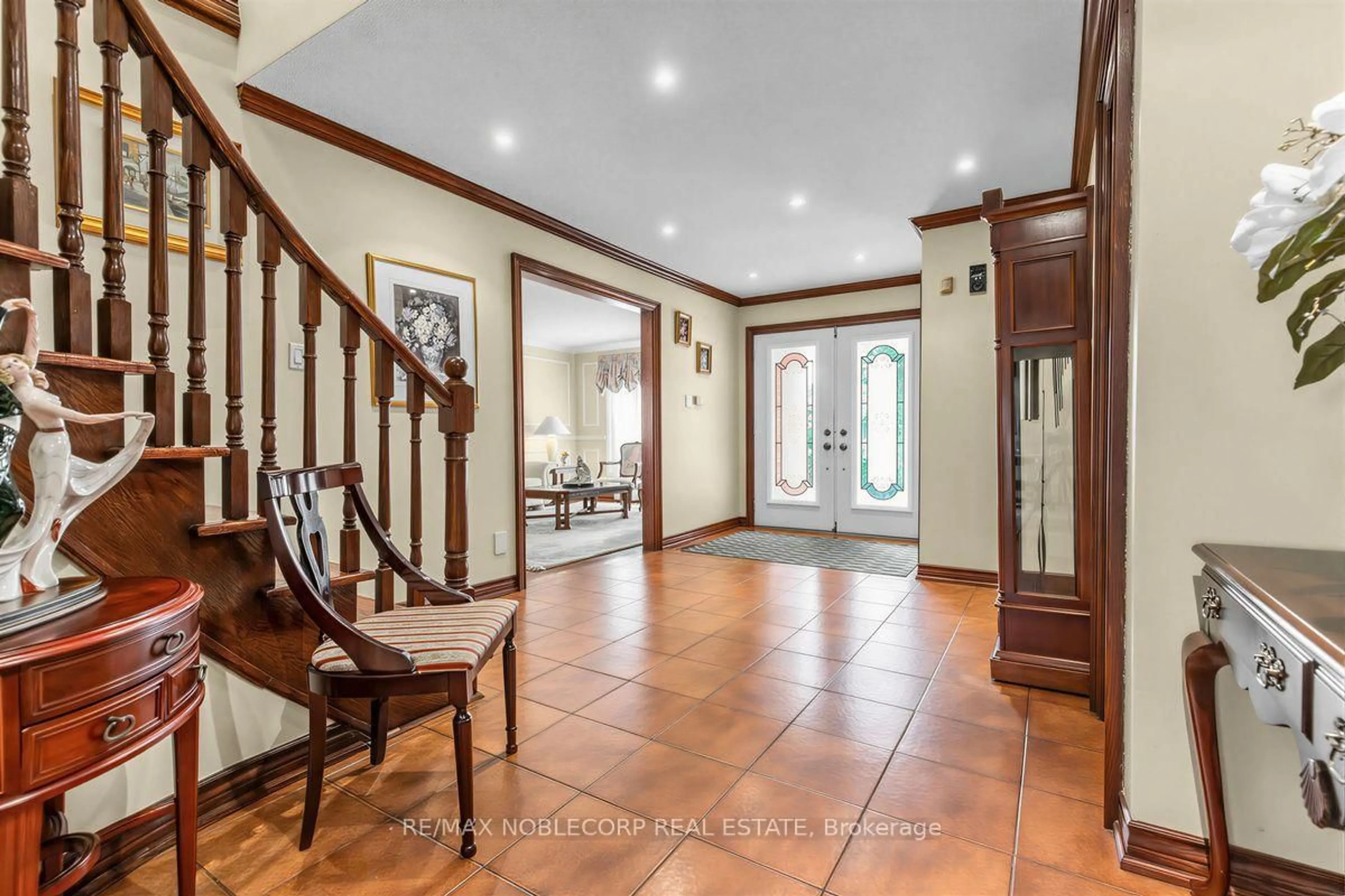 Indoor foyer for 256 Airdrie Dr, Vaughan Ontario L4L 1C6