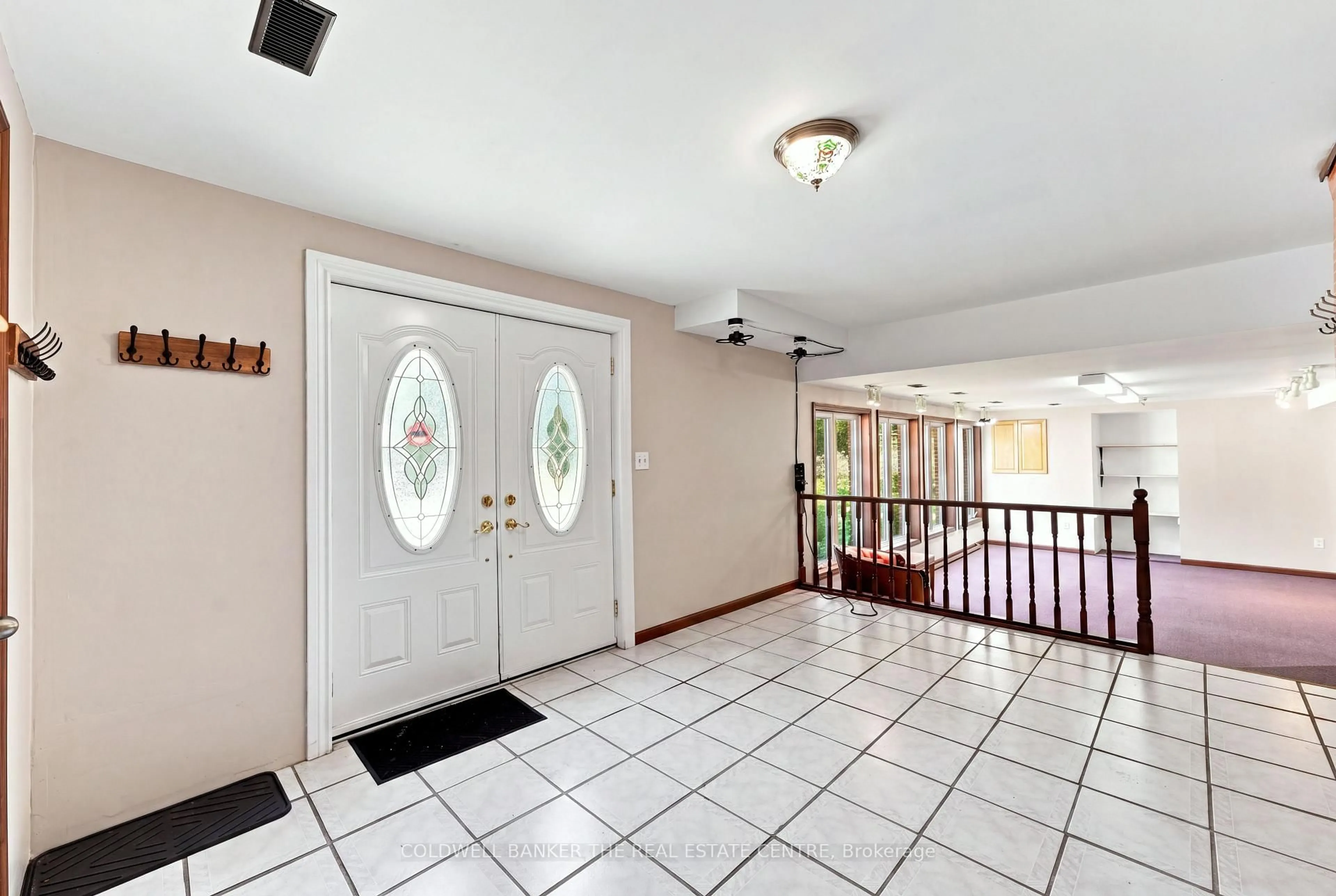 Indoor foyer for 10560 Concession 3 Rd, Uxbridge Ontario L0E 1T0