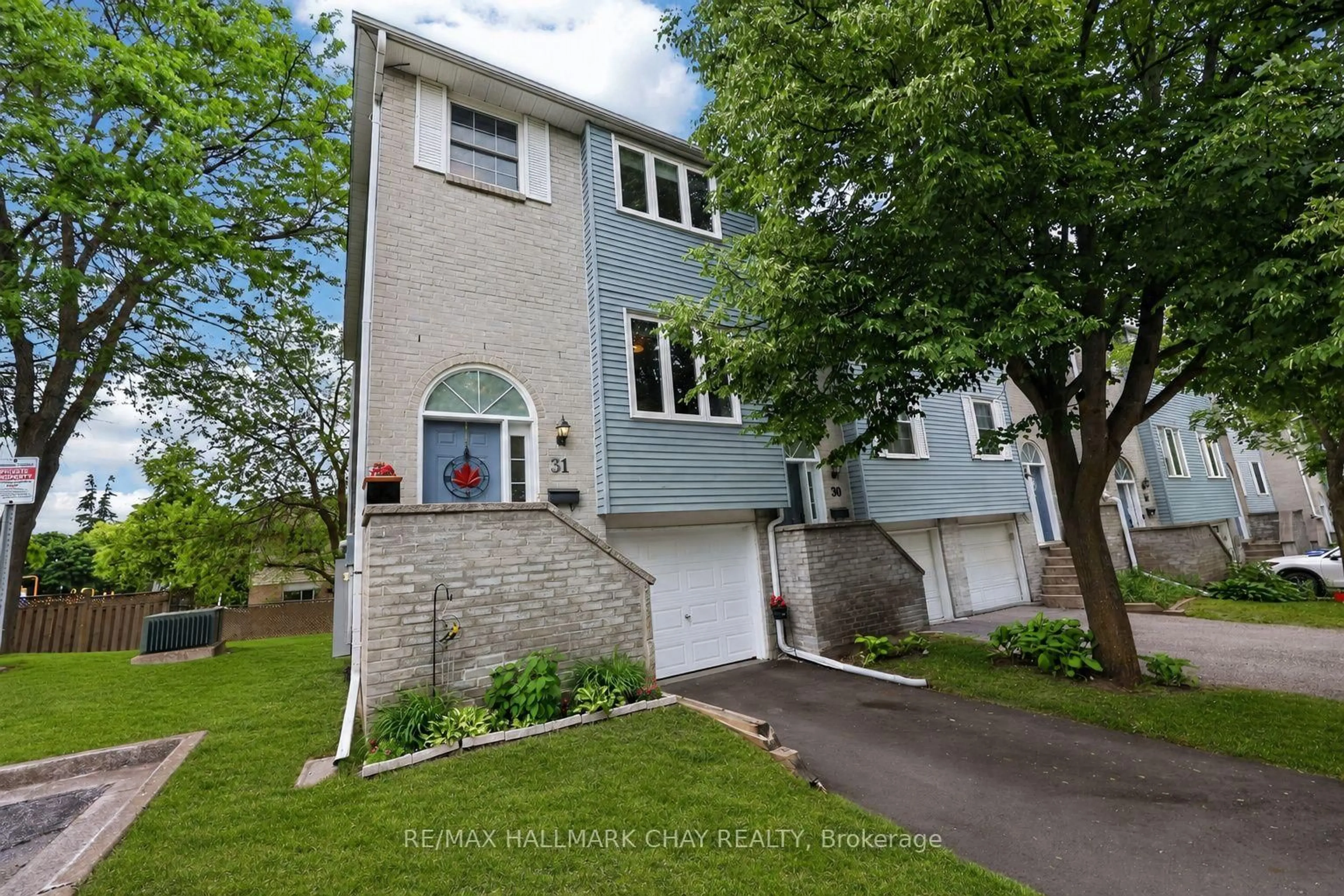 Home with vinyl exterior material, street for 31 Harmony Circ, Bradford West Gwillimbury Ontario L3Z 2T8