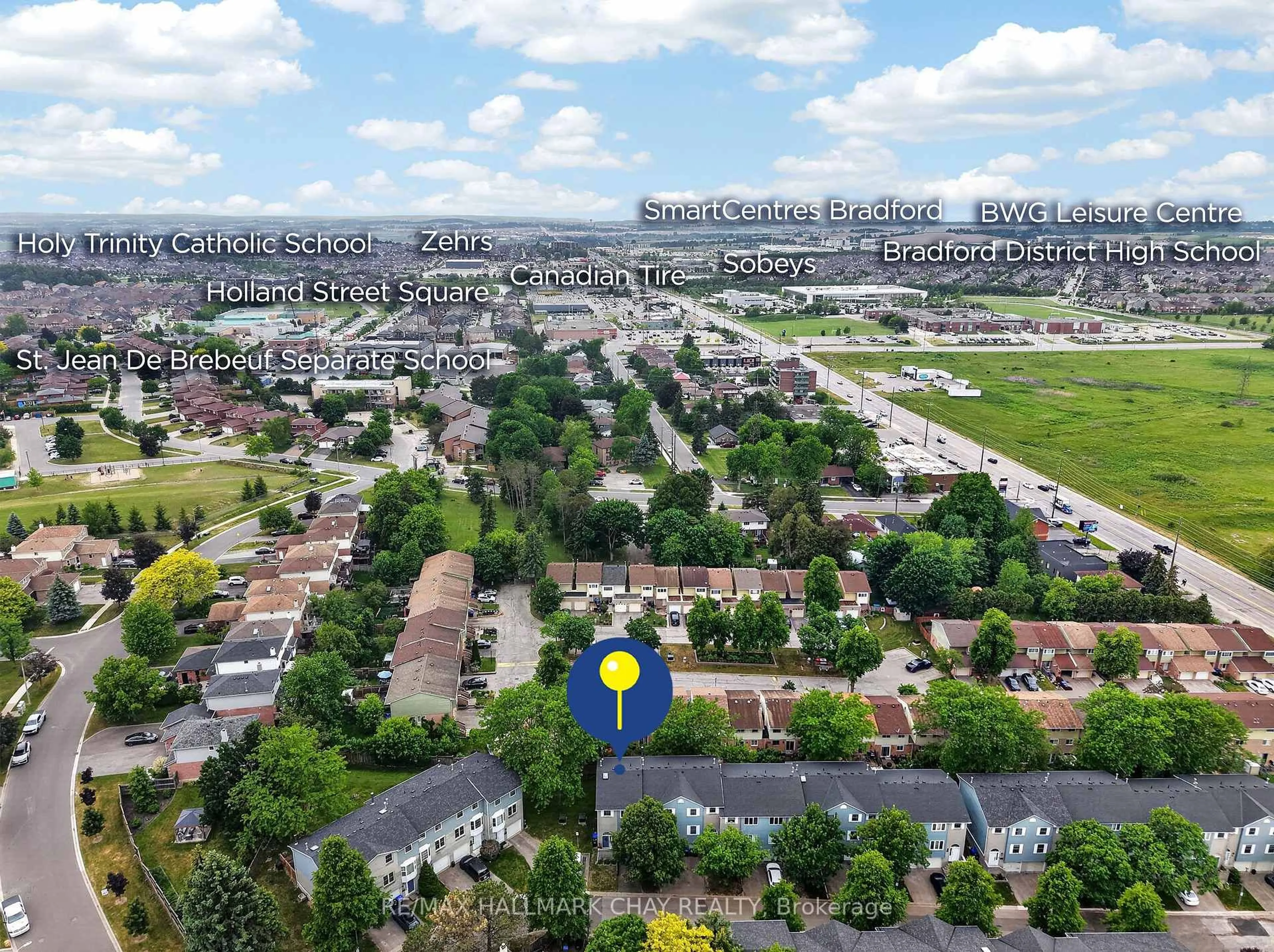 A pic from outside/outdoor area/front of a property/back of a property/a pic from drone, city buildings view from balcony for 31 Harmony Circ, Bradford West Gwillimbury Ontario L3Z 2T8