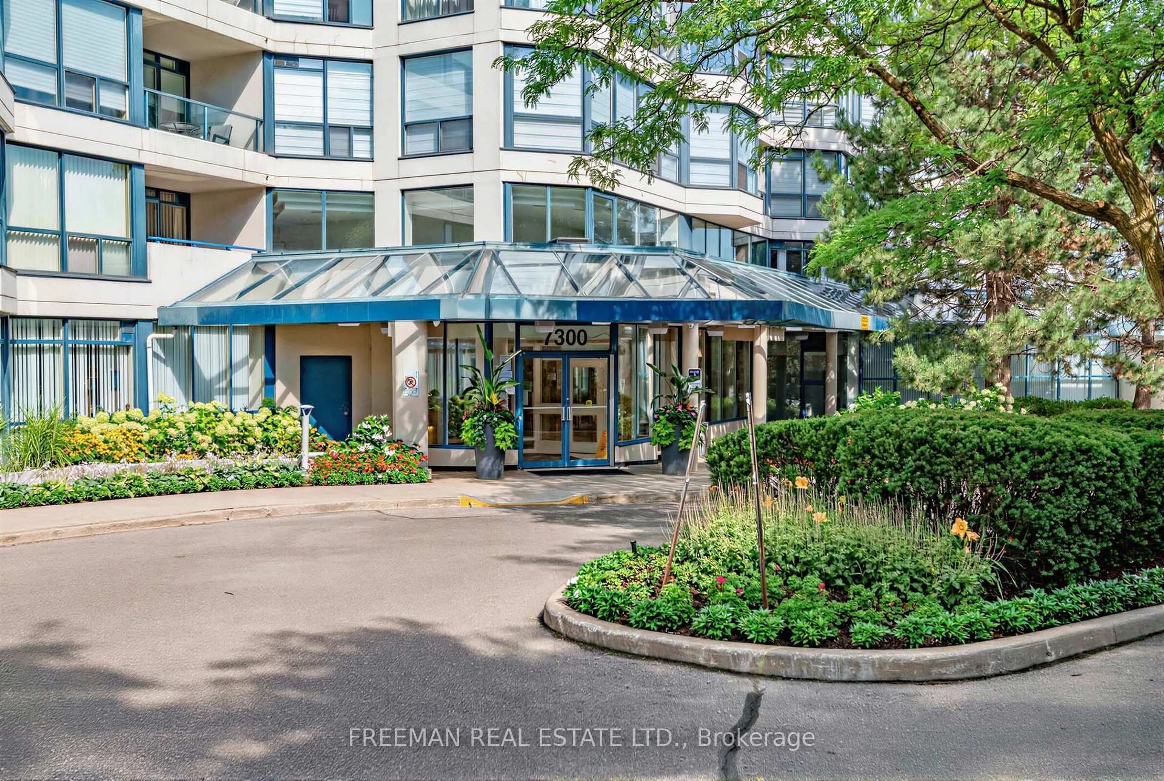 Indoor foyer for 7300 Yonge St #1111, Vaughan Ontario L4J 7Y5