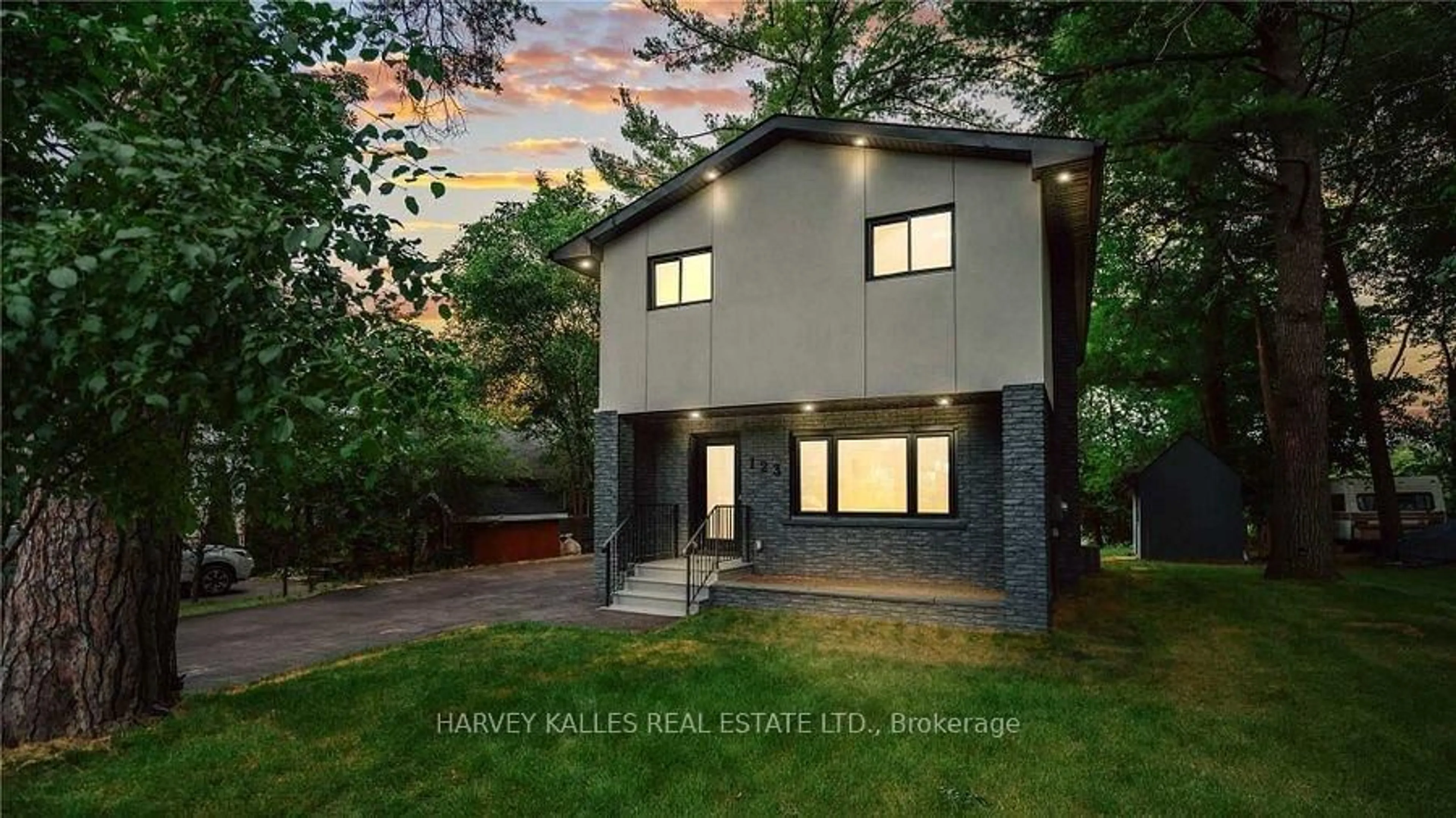 Home with brick exterior material, street for 123 Sand Rd, East Gwillimbury Ontario L9N 1H9