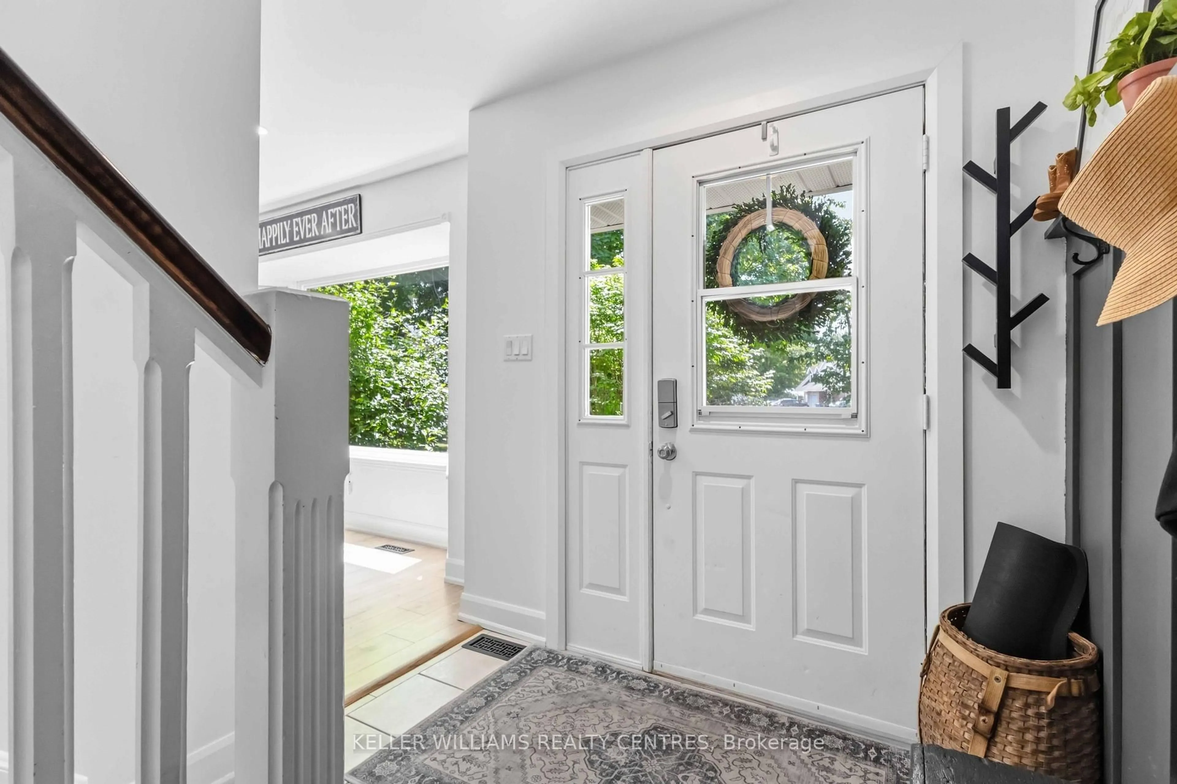 Indoor entryway for 14 Centro Crt, Georgina Ontario L4P 3C8