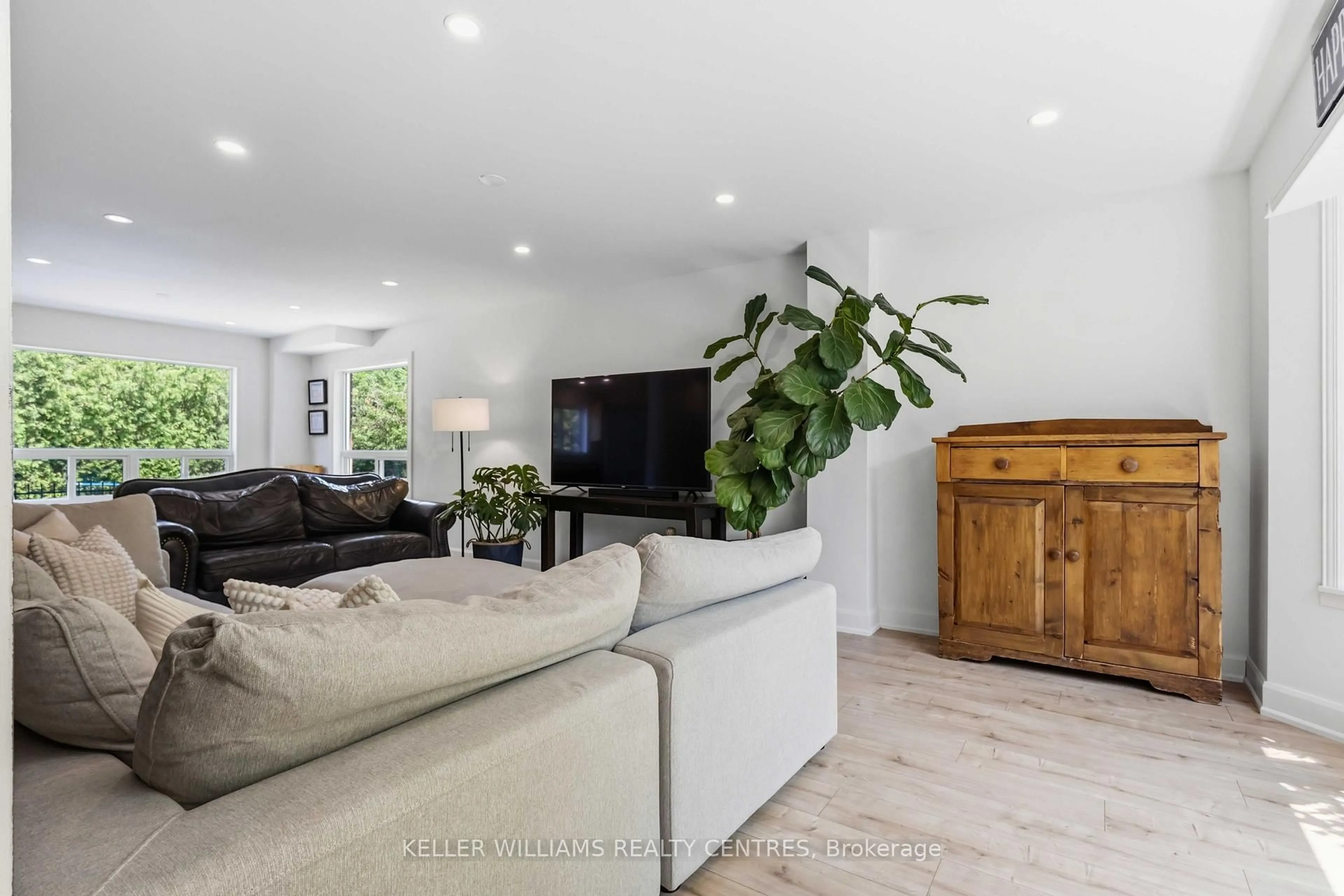 Living room with furniture, unknown for 14 Centro Crt, Georgina Ontario L4P 3C8