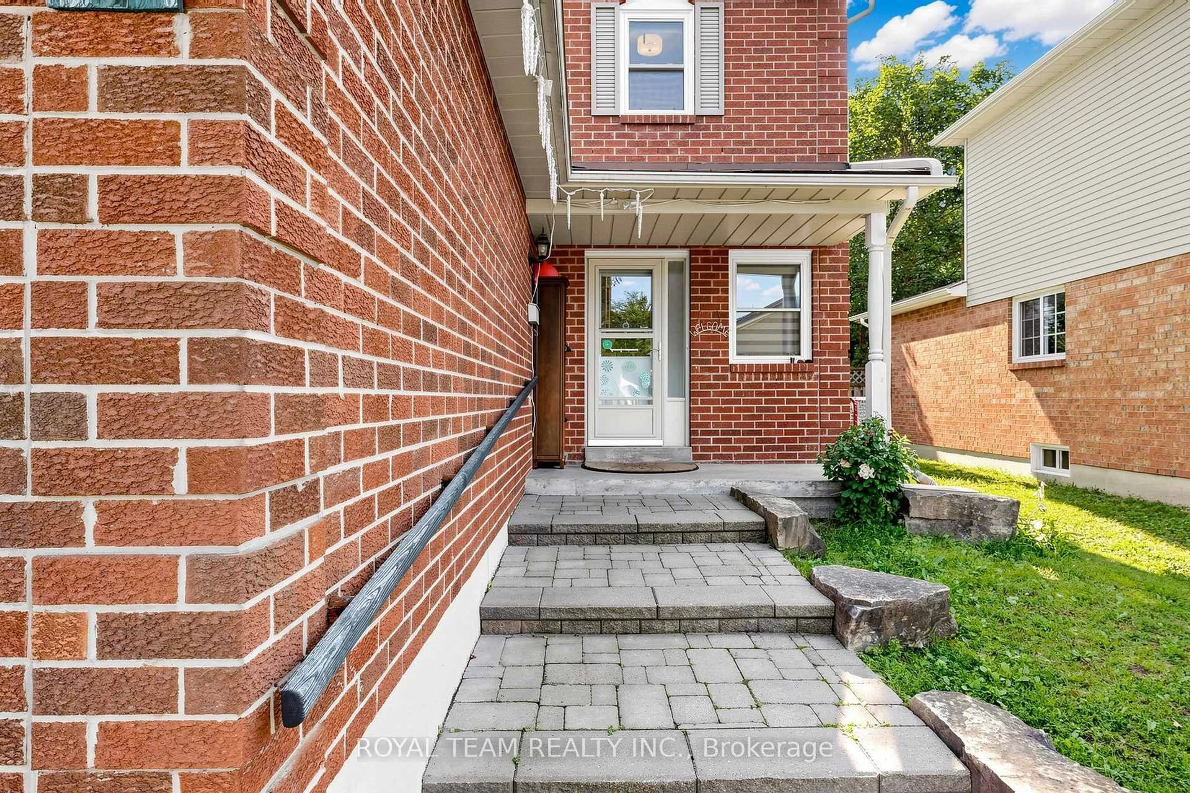 Home with brick exterior material, street for 28 Ailsa Dr, Georgina Ontario L4P 3N5