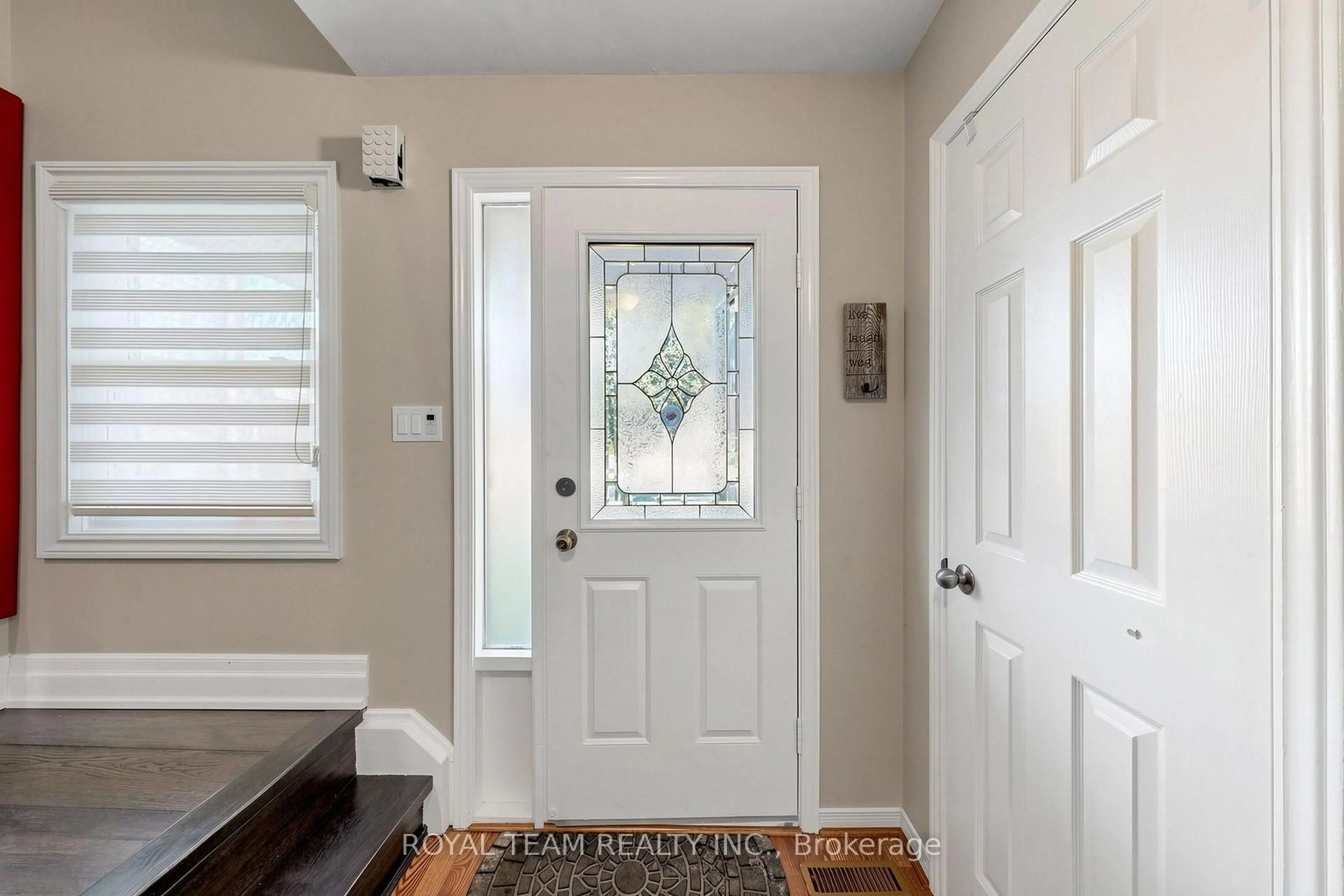 Indoor entryway for 28 Ailsa Dr, Georgina Ontario L4P 3N5