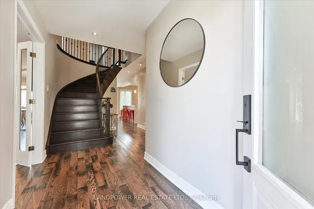 9 McCoy Crt, Richmond Hill 4