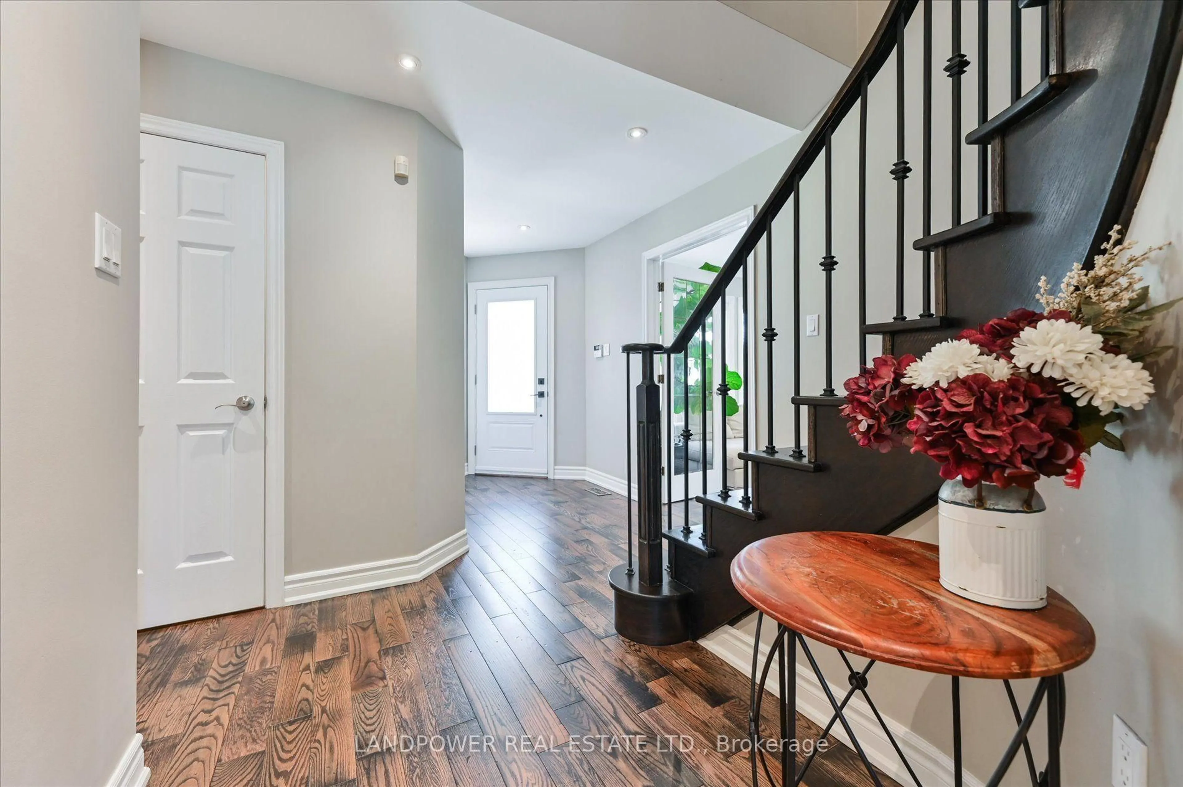 Indoor entryway for 9 McCoy Crt, Richmond Hill Ontario L4S 1B6